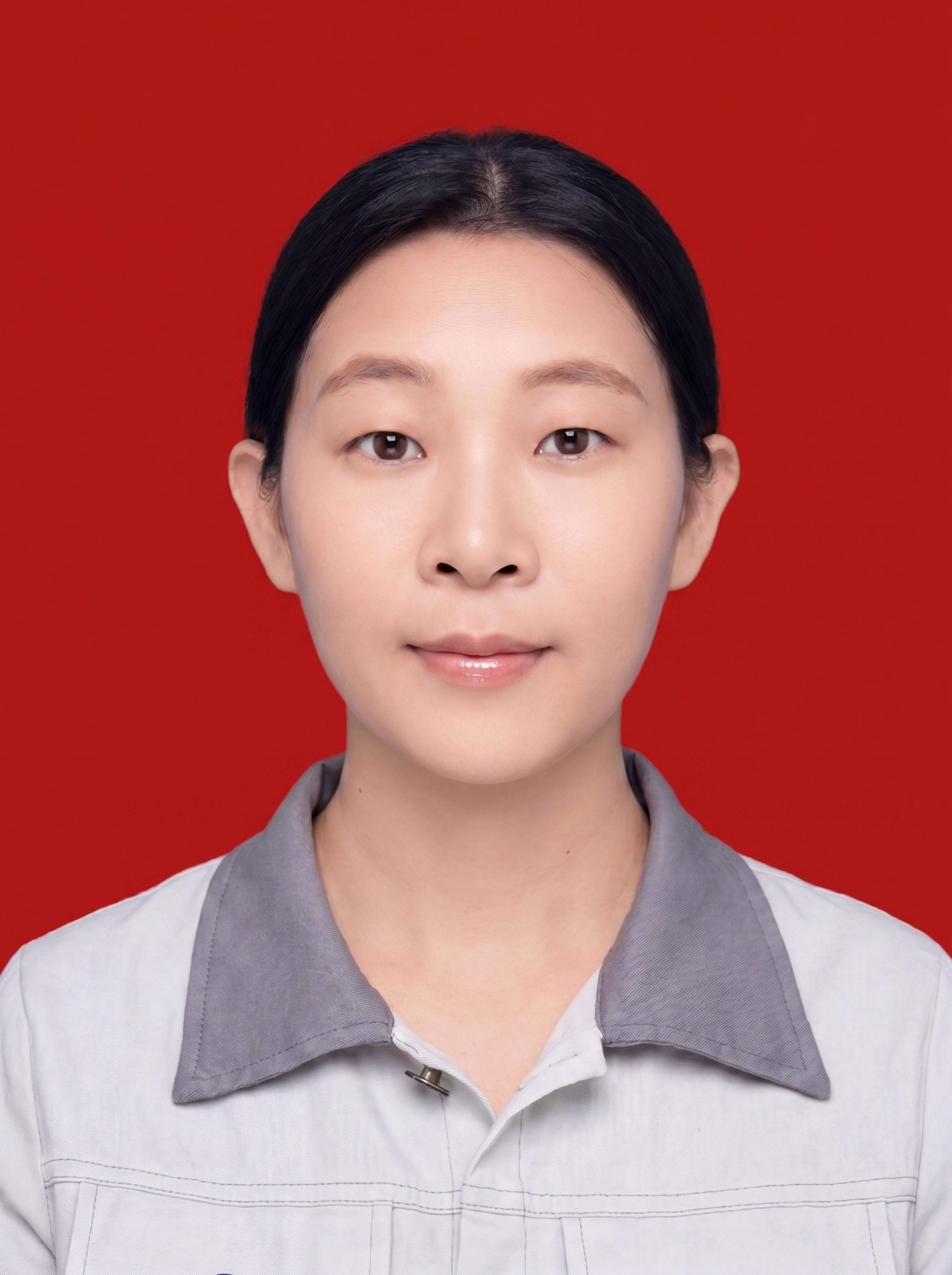 保留第一张图中人物发型､脸型､年龄特征生成标准样式纯正面证件照… - 图片创意预览