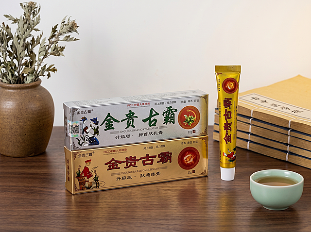 商业级中药养生产品摄影。
主体：外用膏药严格参照上传产品图，完整保留所有可见组件、部件、本体几何轮廓、结构、比例、材质质感、颜色、图案与上传图完全一致，严禁因画面氛围词擅改产品材质，杜绝任何变形、色差、组件缺失、结构偏差。产品占画面65%，完整不裁切，绝对前景主导，近景构图，产品边缘距画面边缘≥6%，产品位于画面黄金主导位，为画面唯一视觉焦点，镜头对焦产品清晰锐利，背景无其他同类产品。
构图：黄金分割构图，产品微侧15°视角，平视视线高度。
风格：新中式复古。
场景概念：中医馆诊台一角，午后自然光。
承载与空间：①胡桃木实木诊台桌面，温润深棕胡桃木纹理，哑光质感；②背景墙面，米白色环保乳胶漆墙面，干净简洁。
陪衬物：①产品左侧，一只粗陶陶罐，哑光陶土棕褐色，插着几支干枯艾草枝条；②产品右后方，一叠线装中医古籍，浅黄棉纸封面对比深棕书脊；③产品右前方桌面，一只青瓷小茶杯，天青色釉面，盛着半杯温茶。
配色：主胡桃棕60% / 辅米白25% / 点缀陶土褐+天青15%。画面颜色：胡桃棕 / 米白 / 陶土褐 / 天青 / 纸黄。
材质：胡桃实木 / 乳胶漆 / 粗陶 / 宣纸纸本 / 青瓷 / 干枯植物。
光影：主光从左侧斜前45°自然光射入，照亮产品核心展示面；辅光为右侧墙面反射暖调补光；产品边缘有柔和轮廓光切分；纸质包装表面哑光柔和反光，塑料膏管表面有细腻高光。
参数：4K写实光追。严格锁定宽高比为 4:3。中医养生氛围，传统草药文化，自然通透质感。