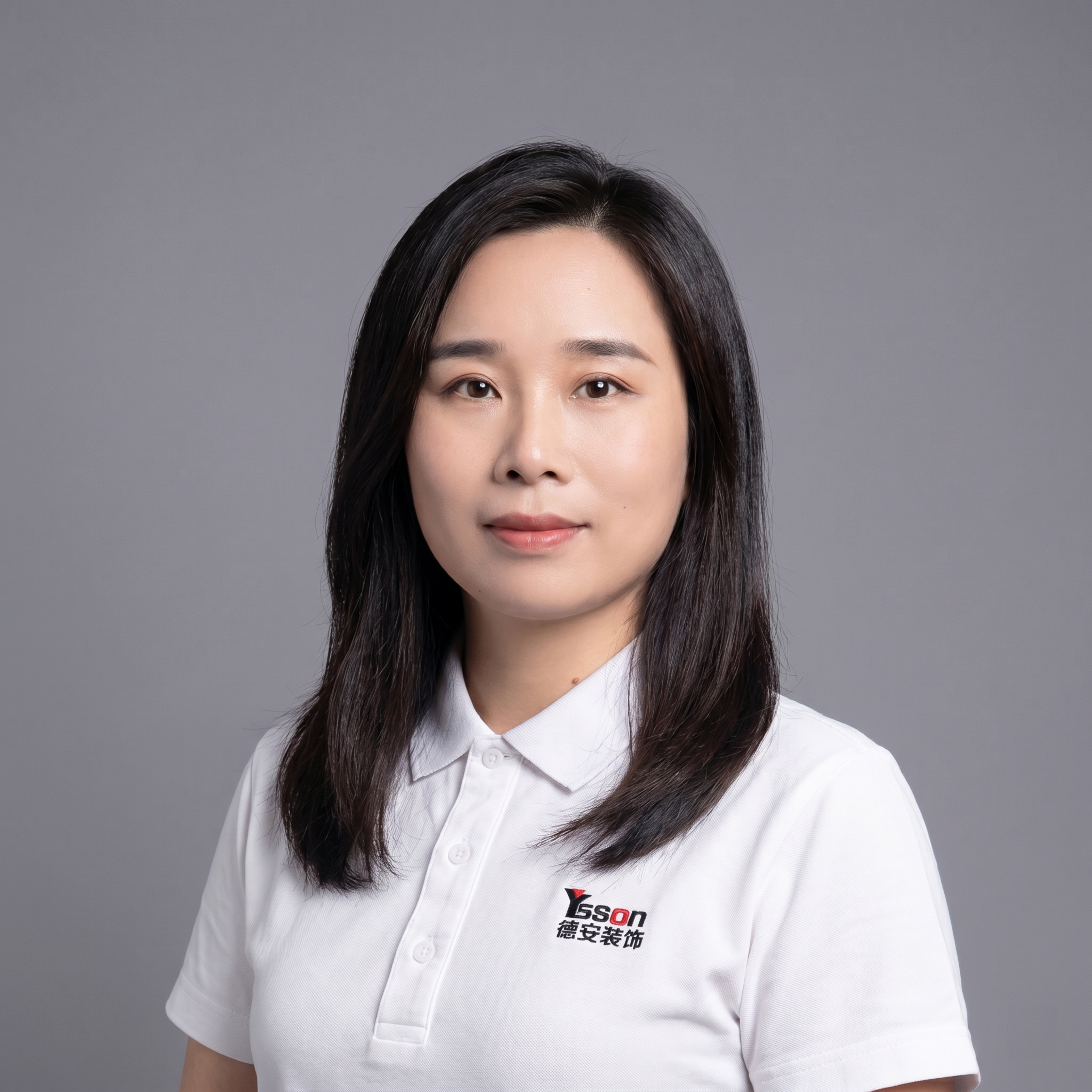根据第二张图人物的面部特征，生成职业形象照，保持人物原有脸型五… - 图片创意预览