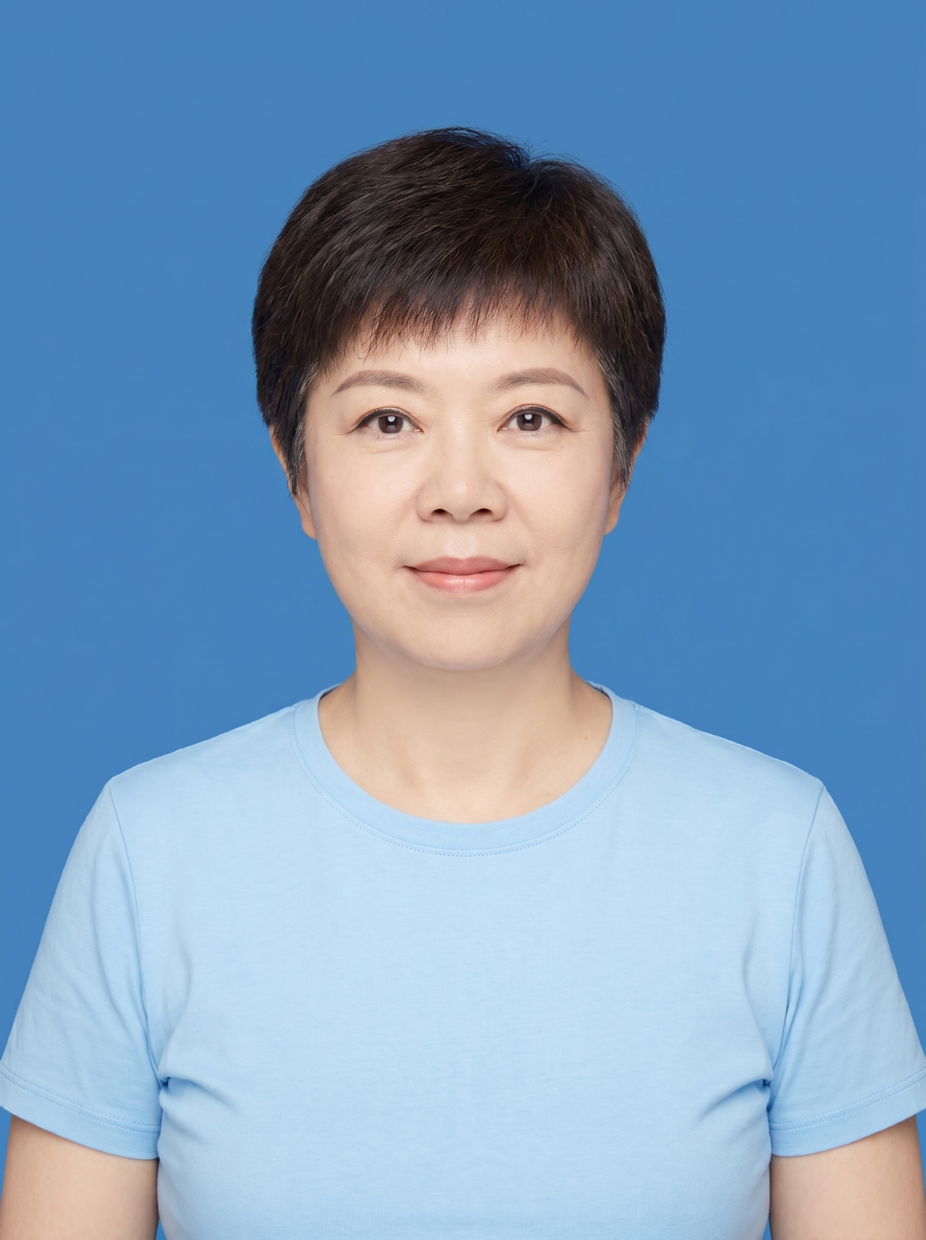 保留第一张图中人物发型、脸型、年龄特征生成标准样式纯正面证件照… - 图片创意预览