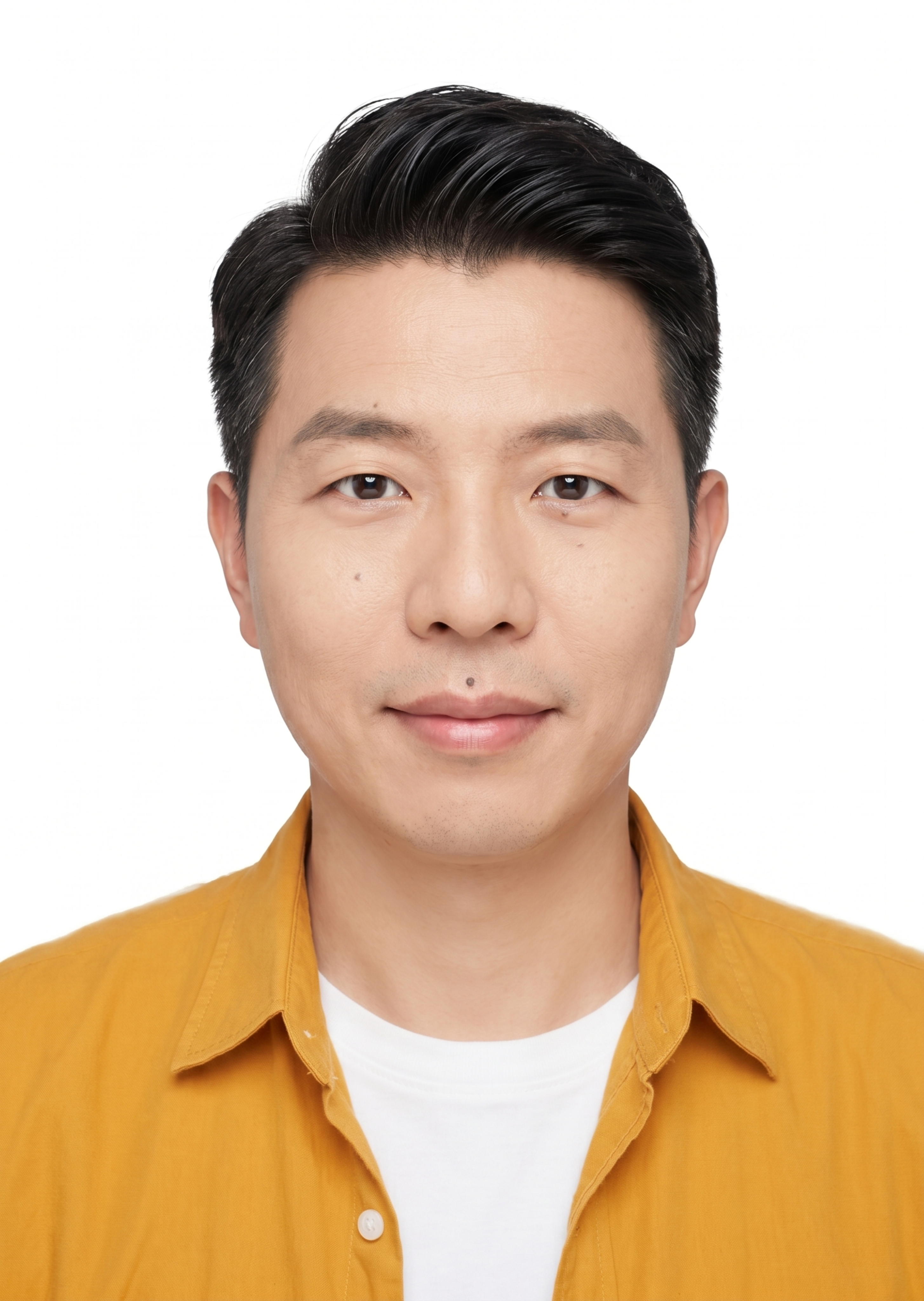 保留第一张图中人物发型､脸型､年龄特征生成标准样式纯正面证件照… - 图片创意预览