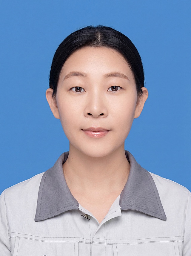 保留第一张图中人物发型、脸型、年龄特征生成标准样式纯正面证件照;人物主体严格居中,头部大小与位置严格对齐第二张图,双肩水平平衡,面部中轴线对齐画面中心,正视前方;标准证件照构图,人物绝对居中;头顶上方距离上边缘高度10%,下巴距离画面下边缘高度30%,人物主体占比约68%;肩部平展与画面水平轴平行;头部占比严格对齐第二张图;提亮肤色,消除暗沉,清透裸妆,隐形毛孔,均匀肤色,唇色自然提亮;肤色白皙细腻,轻透裸妆+微微提亮;底妆轻薄服帖;淡妆:极细内眼线,唇色微微润泽;眼神澄澈,看向镜头,气质自信,嘴角微微上扬表情自然;耳廓可见度一致;肩部平展,肩线与画面水平轴平行;头肩比例协调呈现;免冠,不戴帽子,无头饰,无发带,不戴眼镜,露出双耳、不遮挡眉毛、整洁、发色自然,不戴眼镜,面部无痣,去除包包,去除背带/肩带,去除胸前装饰;穿着浅灰色带灰色翻领的短袖工装衬衫；柔和正面顺光均匀柔光,面部明亮无硬影,背景均匀提亮,画质清晰,零噪点降噪;面部清晰;背景亮度均匀统一;高清锐利画质,细节清晰可见;零噪点处理;色彩还原自然,均匀柔和布光,无明显阴影,面部光影干净,柔光正面打光,自然光影过渡,皮肤质感细腻,哑光质感;标准焦段50mm,纯正面,入境范围头部至胸部以上区域,F/4光圈(兼容F/2.8-F/4区间),平视视角(镜头与人物视线完全齐平),正视视图;人物绝对居中(居中构图),位于画面中心;严格限定标准证件照规格;视线水平(瞳孔连线与画面水平线平行);双耳对称露出,双肩水平且平衡,头部占比严格对齐垫图,禁止大头照(画面铺满画布,无边框留白);专业证件照质感,高清人像质感,细腻皮肤纹理,严格按照第一张图内容生成,分辨率4K;极简纯色蓝色背景，标准蓝#438EDB，禁止改动脸型，保留原图脸型特征，画面比例5:7