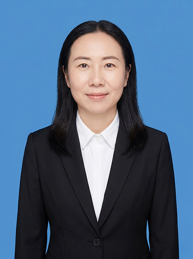 保留第一张图中人物发型､脸型､年龄特征生成标准样式纯正面证件照;人物主体严格居中,头部大小与位置严格对齐第二张图,双肩水平平衡,面部中轴线对齐画面中心,正视前方;标准证件照构图,人物绝对居中;头顶上方距离上边缘高度10%,下巴距离画面下边缘高度30%,人物主体占比约68%;肩部平展与画面水平轴平行;头部占比严格对齐第二张图;提亮肤色,消除暗沉,清透裸妆,隐形毛孔,均匀肤色,唇色自然提亮;肤色白皙细腻,轻透裸妆+微微提亮;底妆轻薄服帖;淡妆:极细内眼线,唇色微微润泽;眼神澄澈,看向镜头,气质自信,嘴角微微上扬表情自然;耳廓可见度一致;肩部平展,肩线与画面水平轴平行;头肩比例协调呈现;免冠,不戴帽子,无头饰,无发带,不戴眼镜,去除项链配饰,露出双耳、不遮挡眉毛、整洁、发色自然;穿着外穿单粒扣高级黑色V领西装外套,内搭白色翻领衬衫扣紧,款式简约干练;柔和正面顺光均匀柔光,面部明亮无硬影,背景均匀提亮,画质清晰,零噪点降噪;面部清晰;背景亮度均匀统一;高清锐利画质,细节清晰可见;零噪点处理;色彩还原自然,均匀柔和布光,无明显阴影,面部光影干净,柔光正面打光,自然光影过渡,皮肤质感细腻,哑光质感;标准焦段50mm,纯正面,入境范围头部至胸部以上区域,F/4光圈(兼容F/2.8-F/4区间),平视视角(镜头与人物视线完全齐平),正视视图;人物绝对居中(居中构图),位于画面中心;严格限定标准证件照规格;视线水平(瞳孔连线与画面水平线平行);双耳对称露出,双肩水平且平衡,头部占比严格对齐垫图,禁止大头照(画面铺满画布,无边框留白);专业证件照质感,高清人像质感,细腻皮肤纹理,严格按照第一张图内容生成,分辨率4K,净蓝色纯色背景(无任何杂物､纹理､渐变);背景亮度均匀统一(无明暗差异),禁止裁切头顶, 禁止额头被截, 禁止超大头, 禁止主体溢出画面, 禁止偏头/倾斜,头顶上边距8-10%, 头部高度60-68%, 双眼高度56-58%, 严格对齐第二张垫图,画面比例5:7