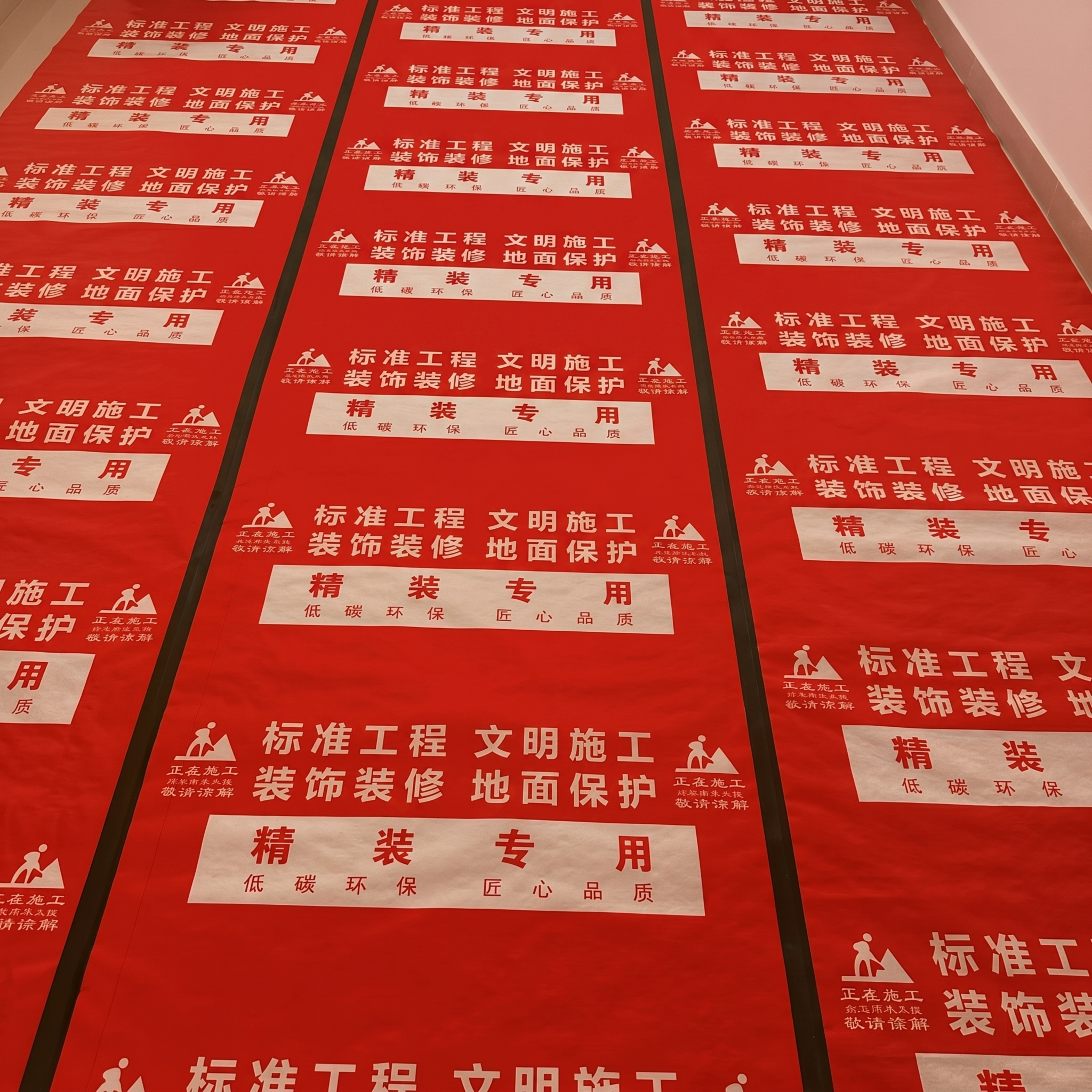 保留原图背景 保持原图视角和透视, 主体构图保持不变 地面装饰… - 图片创意预览