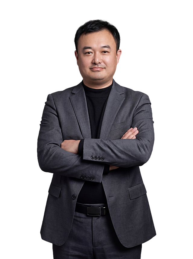参考图中保留人物脸型、发型、年龄等特征生成职场形象照,标准焦段50mm,f/4光圈(f/2.8-f/4区间),平视视角(镜头与人物视线齐平);人物占画面70%,人物居中(居中构图),位于画面中心,为视觉聚焦点,入境范围头部及以下至臀部下方10cm(半身像);左右留少量背景空间;头部与画面顶部保留5%空间;头部发型完整,头肩比例协调,人物结构准确;身穿修身精纺羊毛混纺面料的深灰色西装外套(含5%桑蚕丝提升柔光质感),平驳领(商务感正式感),左胸袋无口袋巾(简化高级感),西装下摆自然垂度;内搭黑色中领紧身针织上衣,下装精纺羊毛混纺面料的深灰色高腰直筒西裤(面料同西装),搭配黑色哑光头层牛皮皮带(宽1.5cm),带扣为长方形拉丝黑色金属(1.8cm×2.5cm);发质微微柔顺，微微蓬松。着装正式干练;正式严谨专业稳重,身形匀称,姿态端正,身体挺拔。呈正面抱胸的自然站立姿态:左臂搭于右臂上方,肩颈自然松弛下沉,姿态自信从容;简约冷调深灰色纯色背景(呈现均匀柔和质感),背景光线均匀柔和,强化色彩对比的高级感。极简干净;画质超高分辨率、细节清晰,现代精致感风格;肤质精细化处理;眼神直视镜头,目光坚定且澄澈,表情自然。嘴角上扬;肤质自然细腻,肤色健康均匀,皮肤状态清爽干净,保留真实皮肤细节｡正面柔光补光,4800K中性光,面部光比1:1.5｡中近景写实摄影,对焦清晰,面部雾面柔光,轻透裸肌感,高清保留皮肤细节｡分辨率4K,去除人物之外的所有元素。严格按照图片内容生成。画面比例3:4