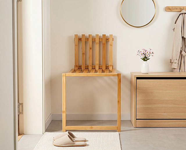 超写实玄关空间摄影，竹制置物架放置在门旁边背靠墙面，底部接触地面，画面右侧是浅原木色鞋柜，长方形构图。置物架严格参照上传产品图，完整保留所有结构、轮廓、材质和颜色，产品为画面唯一视觉焦点，奶油风风格，入户玄关干净整洁场景，浅灰色哑光地砖，奶白色墙面，鞋柜上摆放一个白色陶瓷小花瓶插着浅粉色小雏菊，地面铺一块米白色编织地垫，搭配一双浅卡其色布艺拖鞋，整体配色清新柔和，主光从正前方30度射入，明亮暖光，4K写实，严格保持长方形构图。