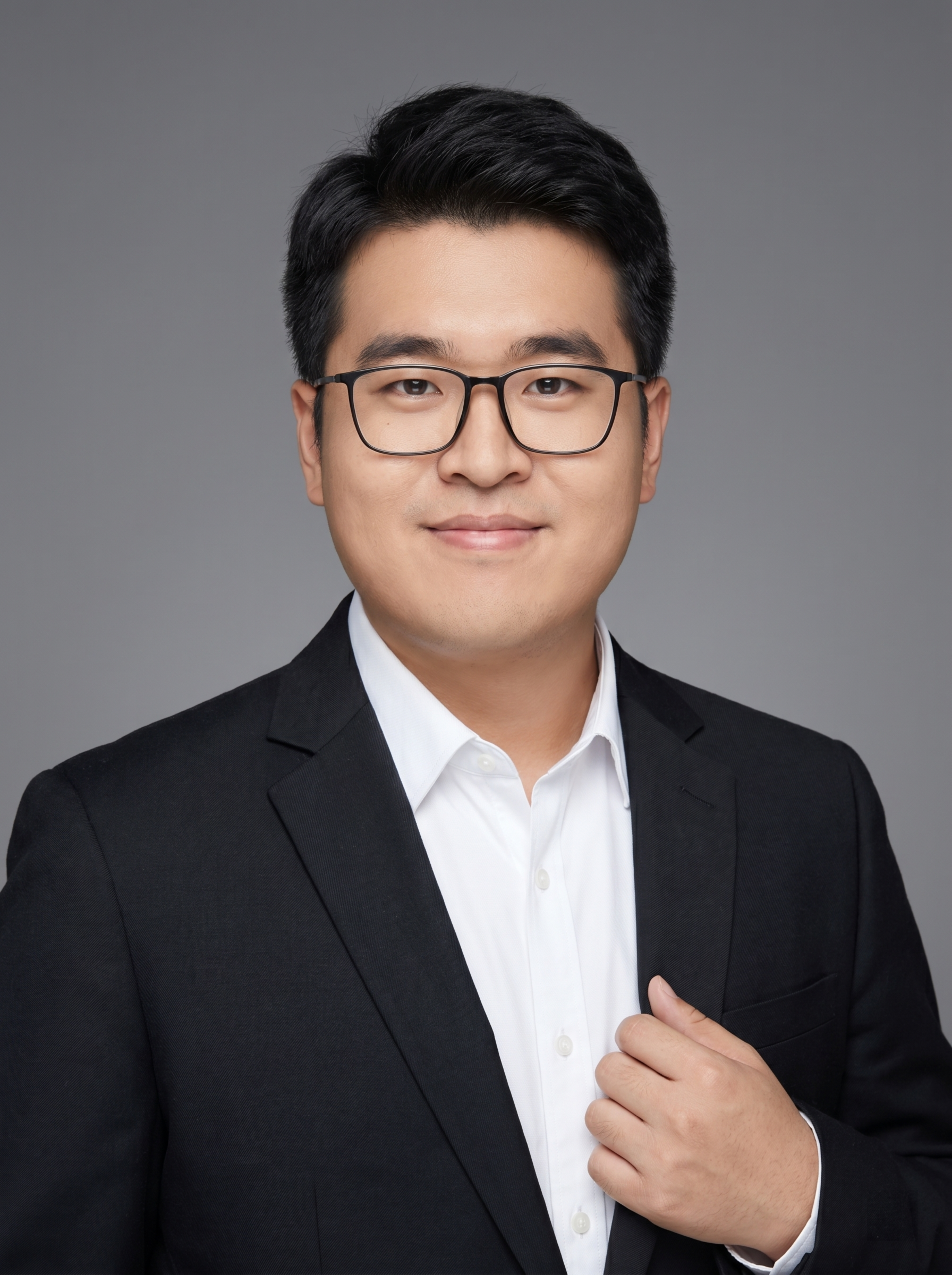 参考图中保留人物脸型、发型、年龄等特征生成职场形象照,标准焦段… - 图片创意预览