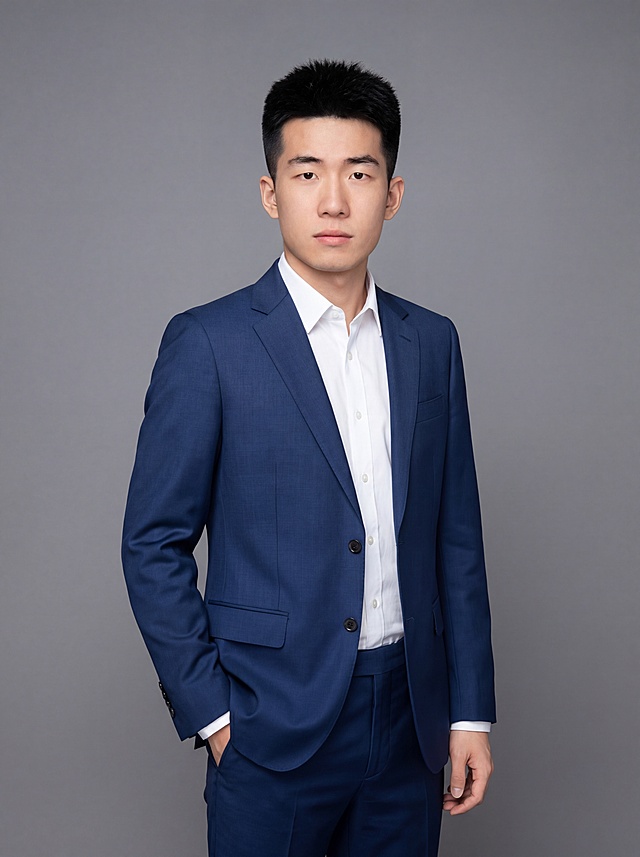 参考图中保留人物脸型、发型、年龄等特征生成职场全身形象照，标准焦段50mm，f/4光圈，平视视角，镜头与人物视线齐平；人物居中构图，位于画面中心，为视觉聚焦点，全身照展现人物完整身形；头部与画面顶部保留适当空间；头部发型完整，头身比例协调，人物结构准确；身穿深蓝色精纺羊毛混纺西装外套，平驳领设计，面料呈细腻微微哑光质感；内搭白色高支精梳棉衬衫；下装深蓝色精纺羊毛混纺西裤；着装正式干练，专业稳重；身形匀称，姿态端正，身体挺拔。呈自然站姿，左手插兜，肢体放松且自信；发质微微柔顺，微微蓬松，主体锐利；简约微微中度灰色纯色背景，呈现均匀柔和质感，背景光线均匀柔和，强化色彩对比的高级感，极简干净；画质超高分辨率、细节清晰，现代精致感风格；肤质精细化处理；眼神直视镜头，目光坚定且澄澈，表情自然；肤质自然细腻，肤色健康均匀，皮肤状态清爽干净，保留真实皮肤细节，正面柔光补光，4800K中性光，面部光比1:1.5，中近景写实摄影，对焦清晰，面部雾面柔光，轻透裸肌感，高清保留皮肤细节；分辨率4K，去除人物之外的所有元素，严格按照图片内容生成，画面比例3:4