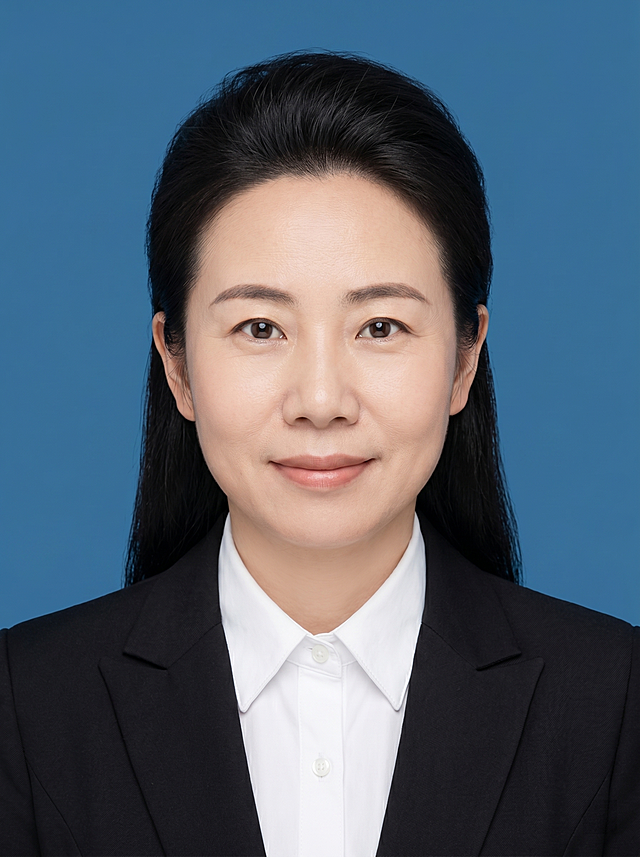 保留第一张图中人物发型､脸型､年龄特征生成标准样式纯正面证件照;增加颅顶头发发量，让颅顶头发更蓬松更高;人物主体严格居中,头部大小与位置严格对齐第二张图,双肩水平平衡,面部中轴线对齐画面中心,正视前方;标准证件照构图,人物绝对居中;头顶上方距离上边缘高度10%,下巴距离画面下边缘高度30%,人物主体占比约68%;肩部平展与画面水平轴平行;头部占比严格对齐第二张图;提亮肤色,消除暗沉,清透裸妆,隐形毛孔,均匀肤色,唇色自然提亮;肤色白皙细腻,轻透裸妆+微微提亮;底妆轻薄服帖;淡妆:极细内眼线,唇色微微润泽;眼神澄澈,看向镜头,气质自信,嘴角微微上扬表情自然;耳廓可见度一致;肩部平展,肩线与画面水平轴平行;头肩比例协调呈现;免冠,不戴帽子,无头饰,无发带,不戴眼镜,去除项链配饰,露出双耳、不遮挡眉毛、整洁、发色自然;穿着外穿单粒扣高级黑色V领西装外套,内搭白色翻领衬衫扣紧,款式简约干练;柔和正面顺光均匀柔光,面部明亮无硬影,背景均匀提亮,画质清晰,零噪点降噪;面部清晰;背景亮度均匀统一;高清锐利画质,细节清晰可见;零噪点处理;色彩还原自然,均匀柔和布光,无明显阴影,面部光影干净,柔光正面打光,自然光影过渡,皮肤质感细腻,哑光质感;标准焦段50mm,纯正面,入境范围头部至胸部以上区域,F/4光圈(兼容F/2.8-F/4区间),平视视角(镜头与人物视线完全齐平),正视视图;人物绝对居中(居中构图),位于画面中心;严格限定标准证件照规格;视线水平(瞳孔连线与画面水平线平行);双耳对称露出,双肩水平且平衡,头部占比严格对齐垫图,禁止大头照(画面铺满画布,无边框留白);专业证件照质感,高清人像质感,细腻皮肤纹理,严格按照第一张图内容生成,分辨率4K,净蓝色纯色背景(无任何杂物､纹理､渐变);背景亮度均匀统一(无明暗差异),禁止裁切头顶, 禁止额头被截, 禁止超大头, 禁止主体溢出画面, 禁止偏头/倾斜,头顶上边距8-10%, 头部高度60-68%, 双眼高度56-58%, 严格对齐第二张垫图,画面比例5:7