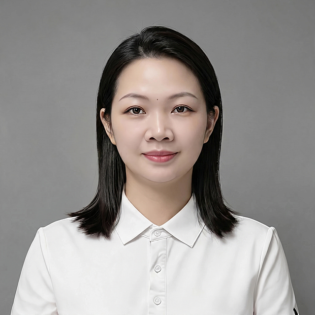 调整左侧头发让耳朵自然露出，头发保留原发型发色，整体过渡自然，保持原图的人物特征、白衬衫、灰色背景和半身形象照风格不变