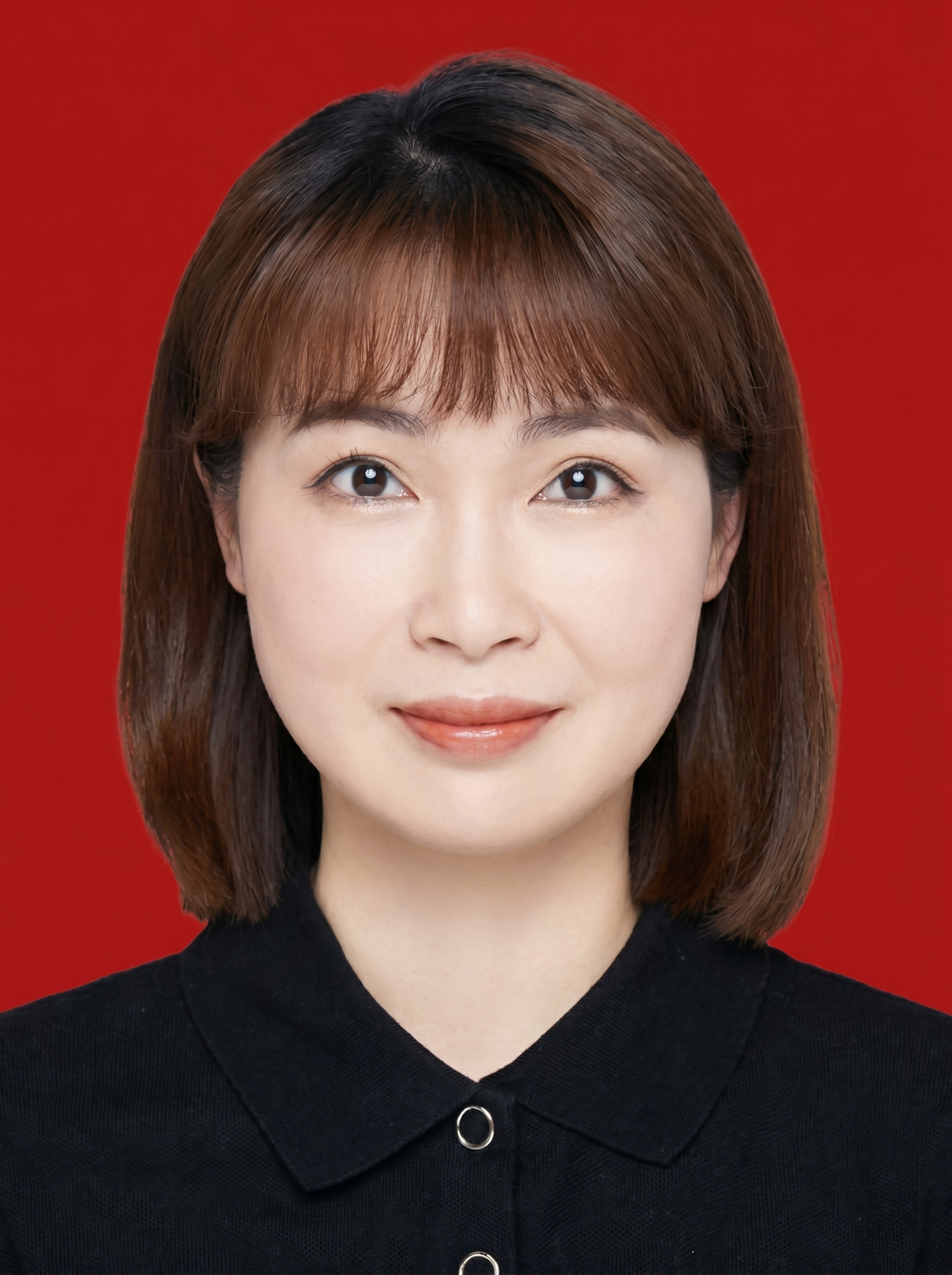 保留第一张图中人物发型､脸型､年龄特征生成标准样式纯正面证件照… - 图片创意预览