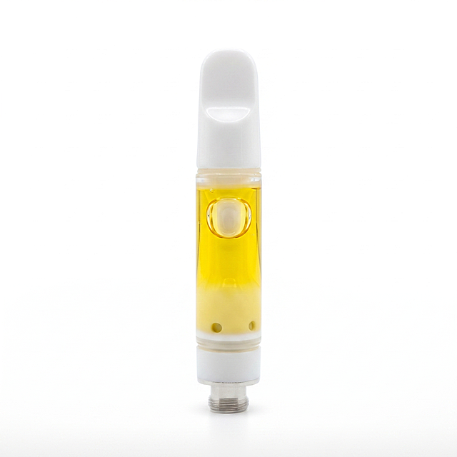 产品精修，综合四张参考图的产品细节，生成一张清晰干净的产品正式图，产品置于纯白背景上，专业商业棚拍光，5500K中性白光，曝光正确，接地处保留干净浅淡自然接触阴影，主体居中，商品完整入画不裁切，商品外轮廓占画面60%-80%，四边均匀留白10%-20%，极致超清画质，深度细节锐化，4K分辨率，还原真实物理色彩，清理表面灰尘污渍，去除背景杂物和手部，锁定原图主体轮廓、部件数量、位置比例、分段边界、连接关系、两个小孔位置和底部螺纹，只做精修不改变商品结构，保持螺纹清晰锐利，锁定原图黄色油状内容物颜色，玻璃透明容器保持通透质感，保留内部气泡结构，金属螺纹部分锁定金属光面质感，优化光泽和边缘清晰度，白色塑料部分保持干净干净亮白色，正视图，轻度校准画面水平，比例1:1