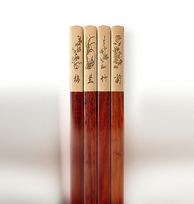 商业精修，索尼镜头拍摄，正视图，平视视角，精准还原产品颜色，提升整体质感和高级感，置于纯净的纯白背景上，极致展现材质质感，筷子顶部图案为立体浮雕质感。清除所有指纹、灰尘与瑕疵，让产品看起来崭新、洁净。光线均匀，无明显杂乱阴影，符合电商主图标准，主体突出，4K超清。