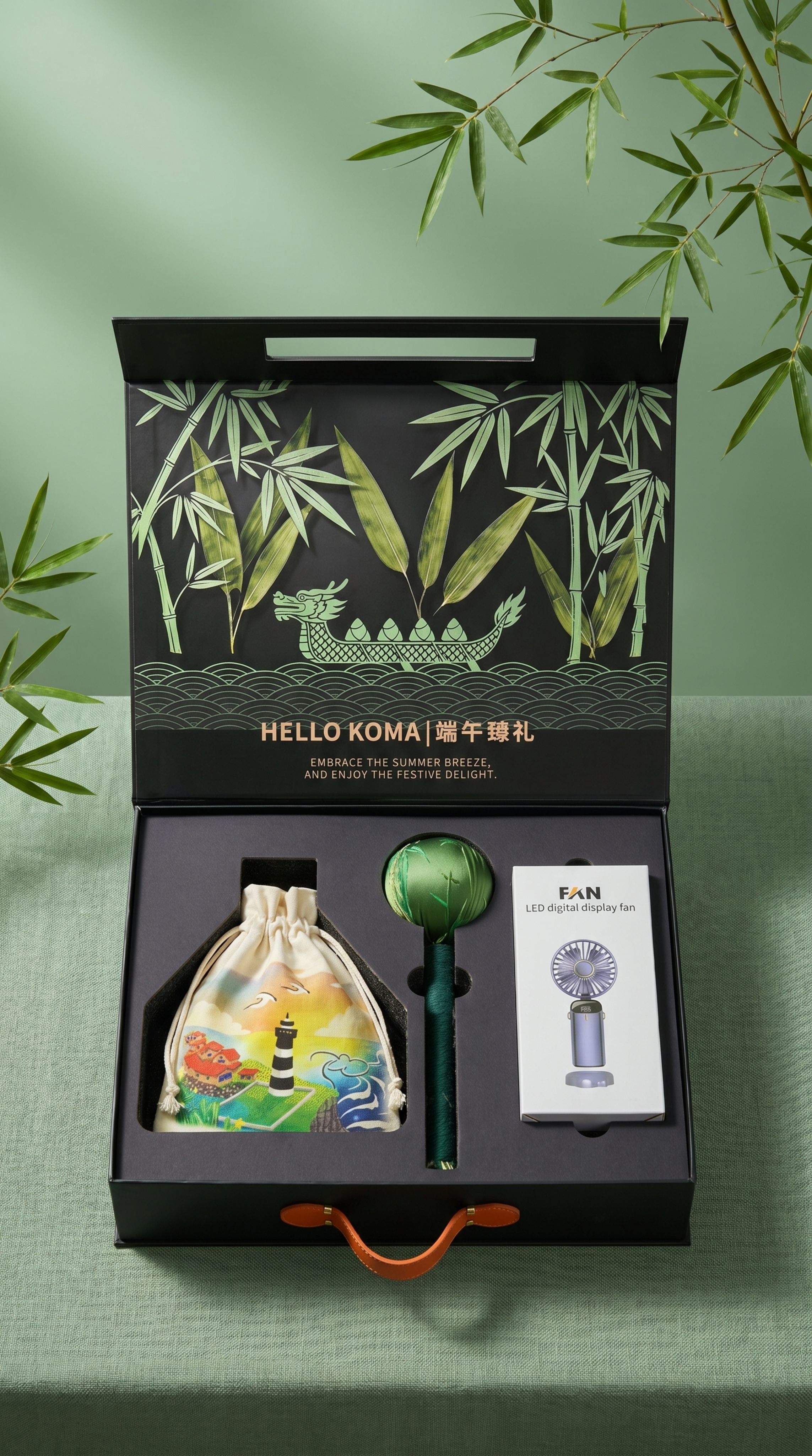 打开的端午礼品盒，严格参照上传产品图，完整保留抽绳布袋、风扇、… - 图片创意预览