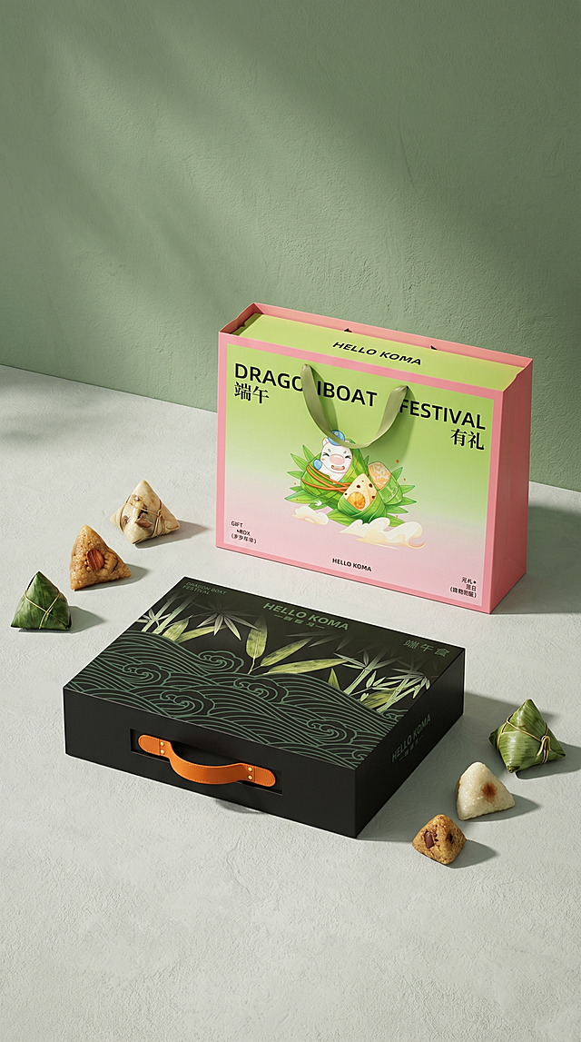 端午礼品盒，严格参照上传产品图，完整保留两个礼盒（粉色手提袋和黑色礼盒）所有可见组件、部件、轮廓形状、结构、比例、材质质感、颜色与上传图完全一致，严禁扭曲变形。
简约室内棚拍场景。
莫兰迪绿色整体色调。
礼盒组合摆放，参考图同色系绿色背景搭配浅色承载台。
柔和正面顶侧光（还原参考图光线方向），产品受光面泛起豆绿色，暗部及边缘映射浅灰绿色的环境光晕，与环境物理融合。
产品位于画面中心区域，构图均衡，清晰特写，产品为唯一视觉焦点。
自然静态摆放，无动态。
微俯15°视角，相对参考图调整角度，保持相似度50%。
全量换款清单（同品类同材质下换造型/款式，相似度50%）：①背景墙面：参考图纯绿色纹理墙面 → 保留纯色绿色背景，更换纹理细节；②承载台面：参考图浅灰色承载台 → 保留浅灰色平整台面，更换质感；③小包装饰：参考图多个绿色小方盒 + 香具 + 粽子 → 保留搭配少量端午相关装饰点缀，更换为不同造型的粽子小摆件。
保留产品本身自带所有文字，仅消除额外添加的品牌文字。
4K 分辨率，写实商业摄影，清晰精致。严格锁定宽高比为 9:16。