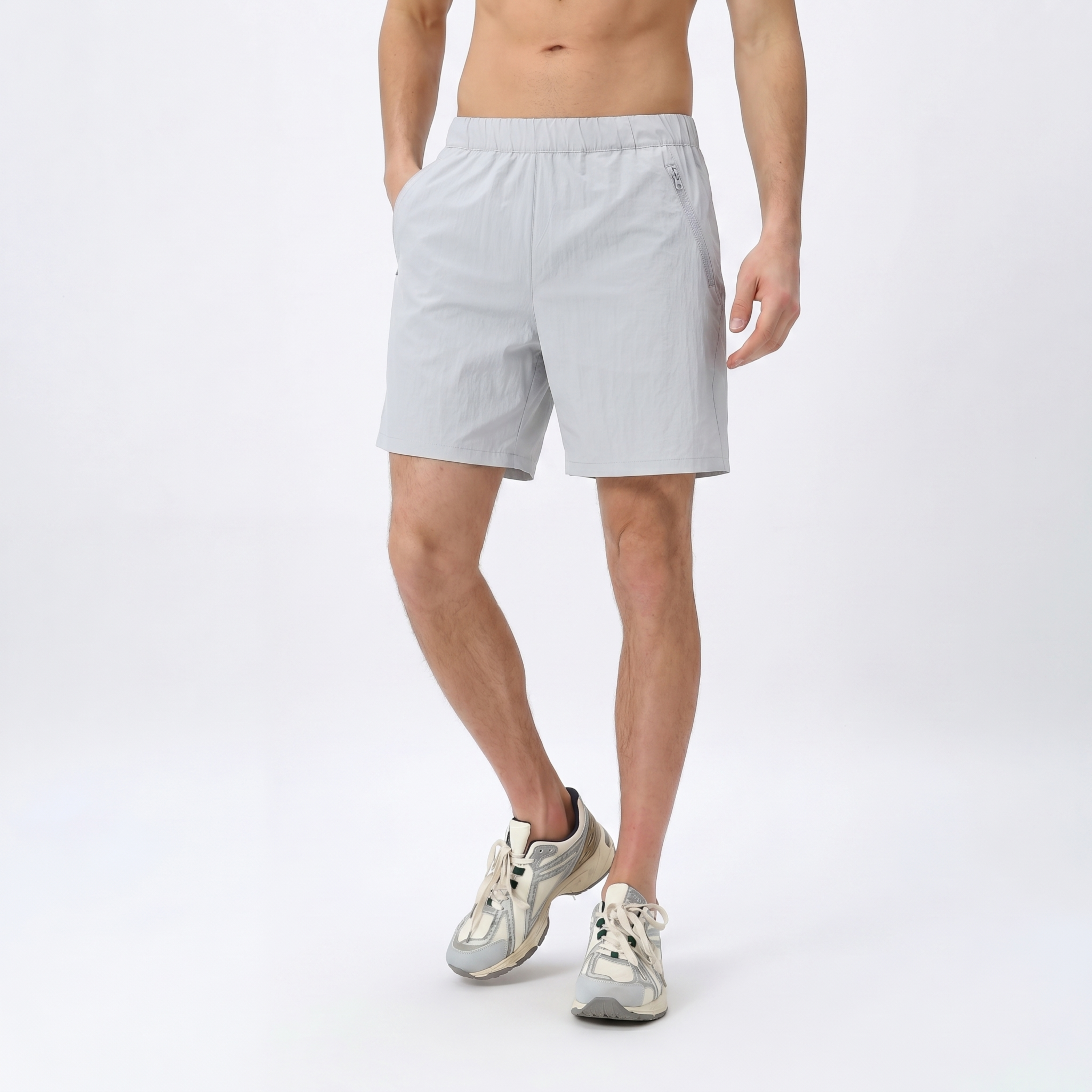 请将参考图 2 的【侧面浅灰色右侧拉链运动短裤】1:1 还原其… - 图片创意预览