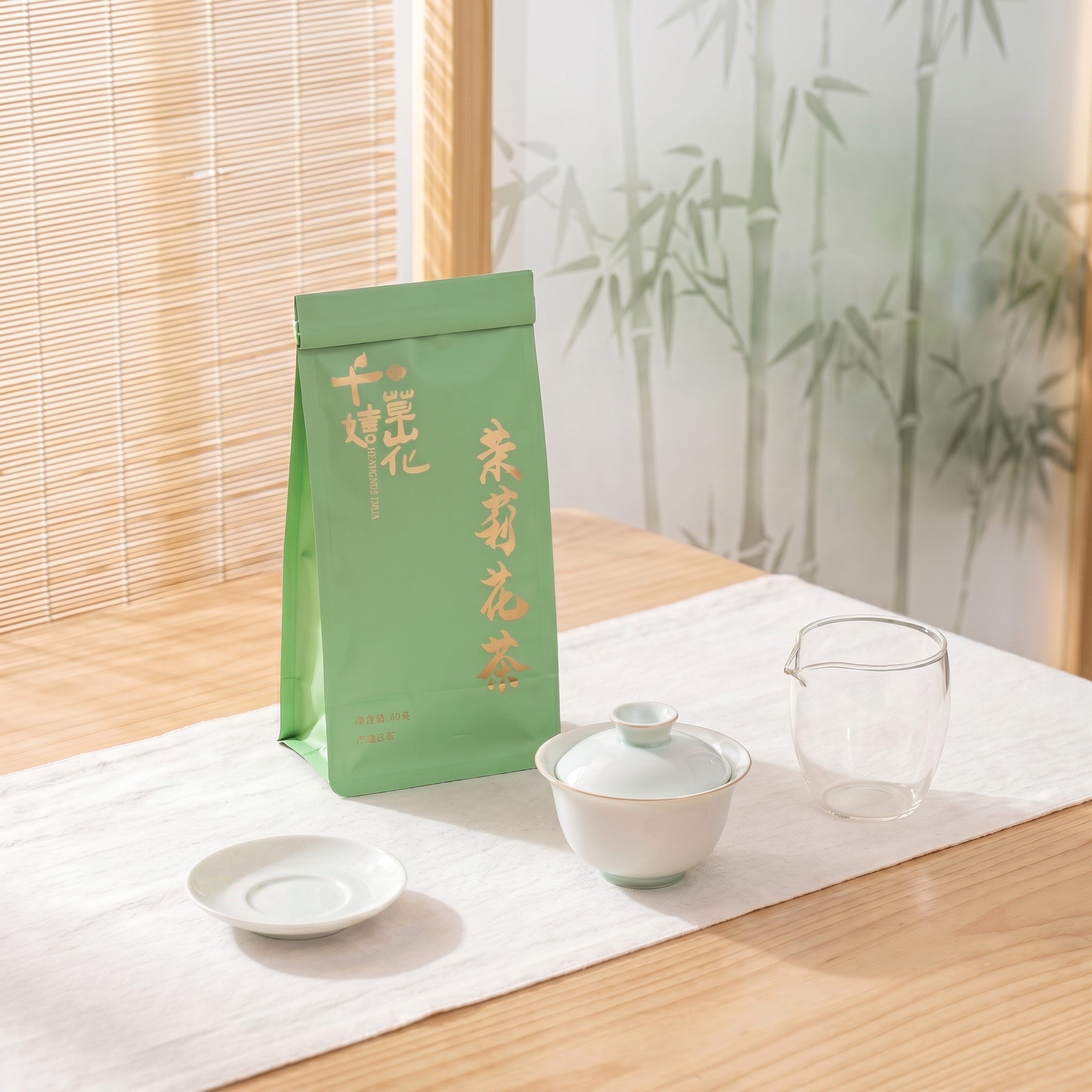 保持原有的新中式茶室场景不变：浅色原木茶桌，白色茶席，白瓷盖碗… - 图片创意预览