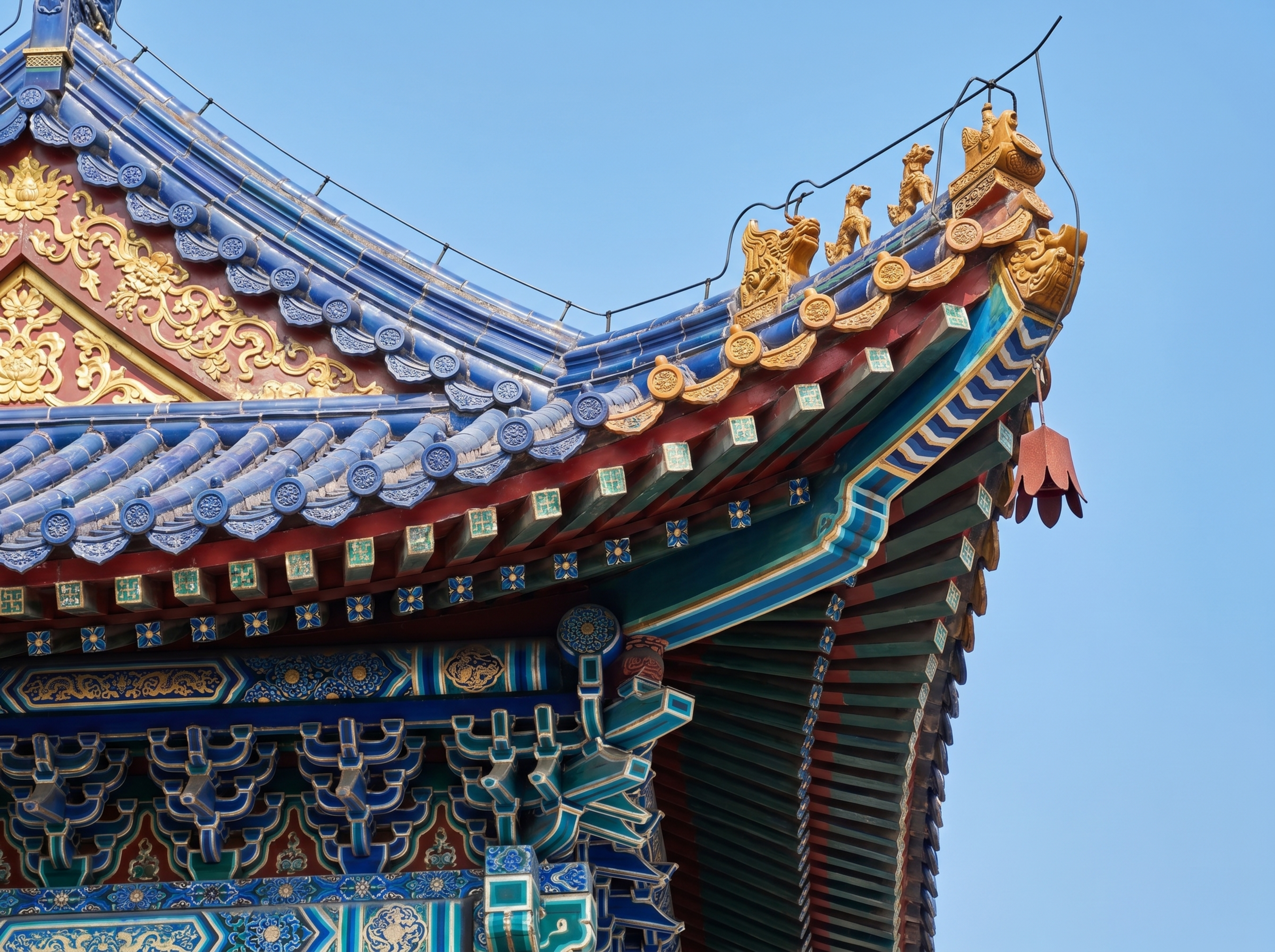 生成和参考图一致的中国传统建筑屋檐特写，保留精美的蓝色琉璃瓦、… - 图片创意预览
