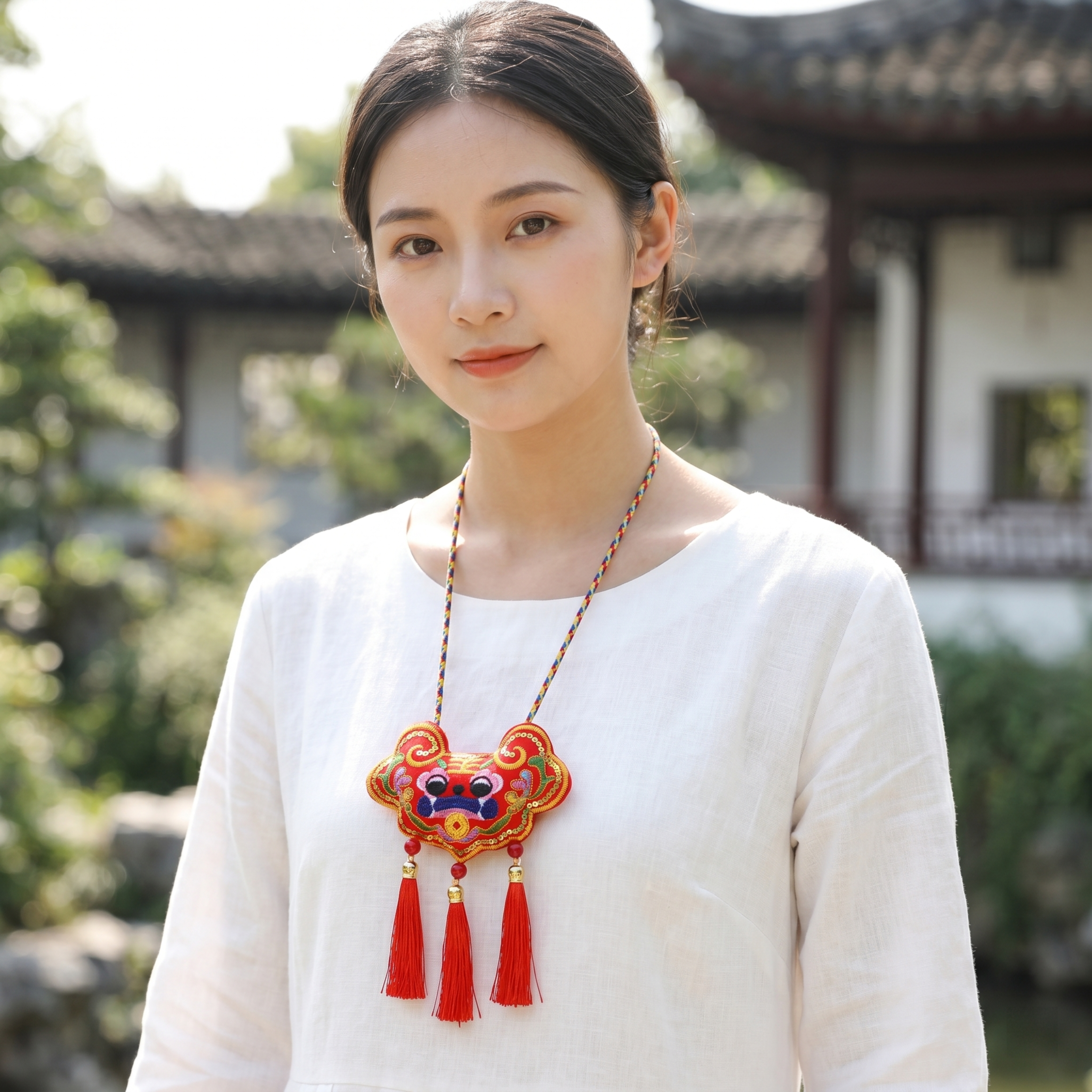摄影写真，一位美女胸前挂着参考图里的端午香包，香包是红色刺绣老… - 图片创意预览