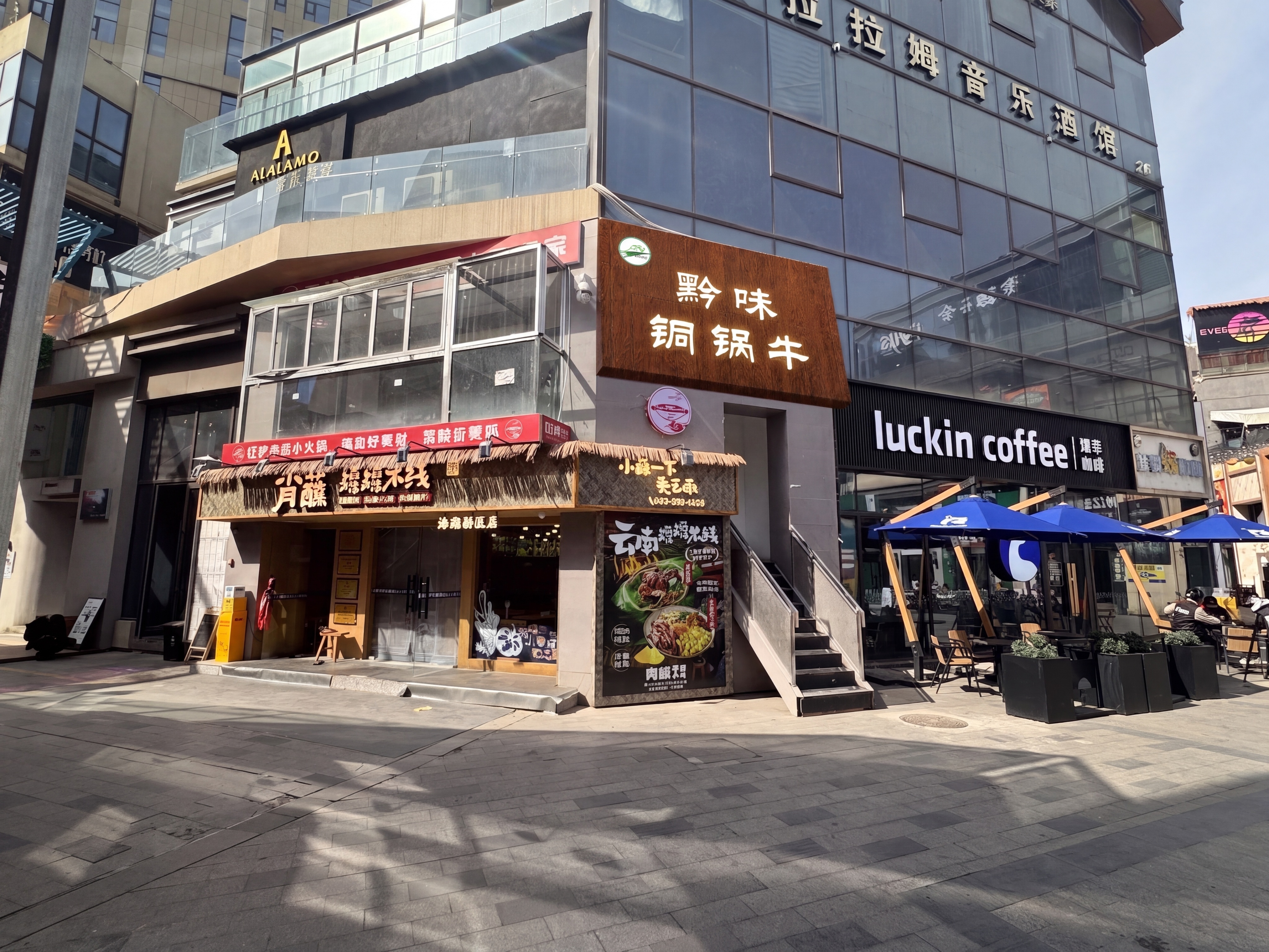 修改右侧墙面门头，将原竖直门头改成平面斜坡门头，保持位置不变；… - 图片创意预览