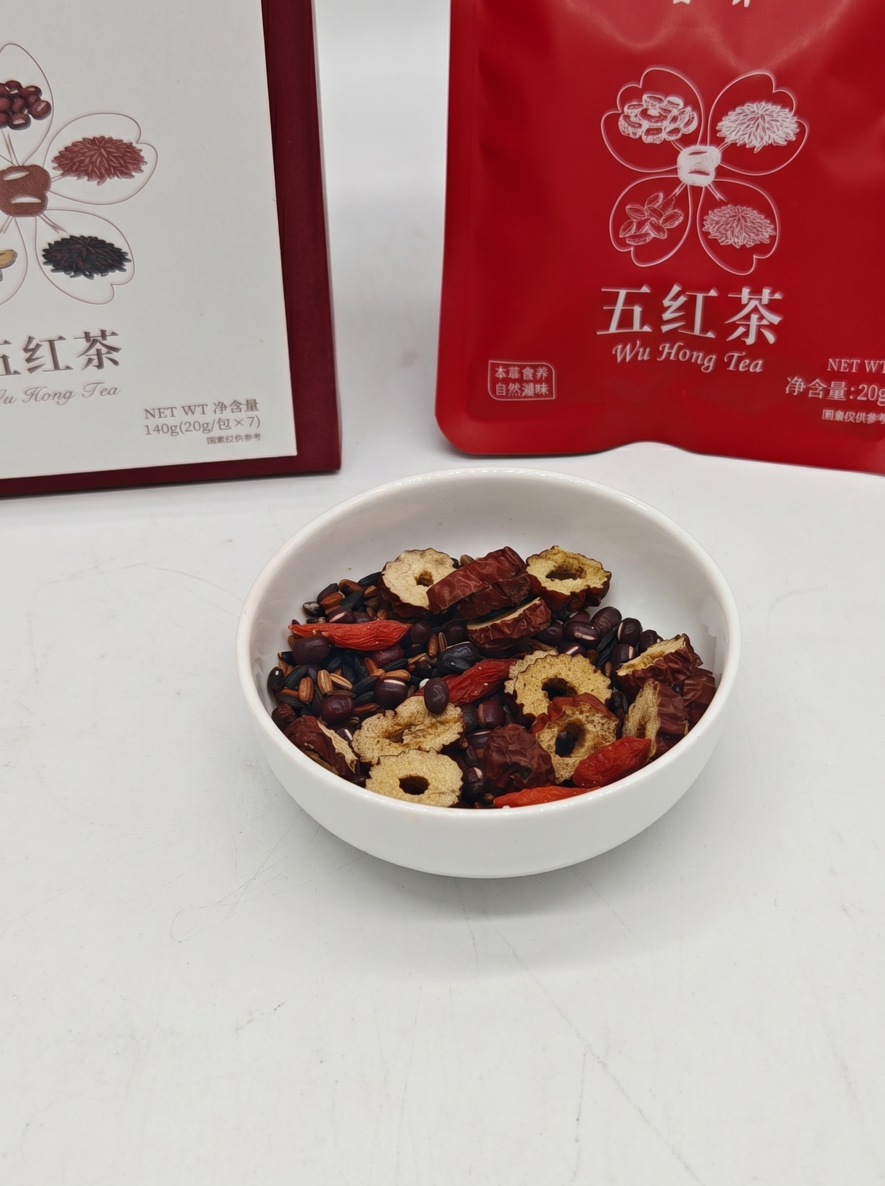 简约台面展示场景，五红茶原材料拼盘展示，包装本体在旁侧衬托，严… - 图片创意预览