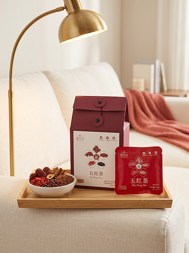 客厅沙发休闲场景，五红茶礼盒和独立茶包组合展示，严格参照上传产品图，完整保留所有可见组件、轮廓、结构、比例、材质、颜色与产品本体上的文字信息，与上传图完全一致。礼盒放在浅木色托盘上，托盘放在米白色沙发扶手上，旁边白色圆碗盛出原料，暖落地灯在侧后方提供光晕。
卖点：本草食养自然滋味，适合日常舒缓身心
氛围：温馨治愈，居家休闲，女性向
色调：枣红色礼盒，米白沙发，木色托盘，暖黄灯光
构图：礼盒和茶包组合居中，中景平视构图
光影：主光从侧后方落地灯暖光射入，辅光为前方窗户漫射暖光，产品受光面泛起暖黄色光泽，暗部映射米白柔光
材质：纸质包装盒，棉麻沙发，原木托盘，白陶瓷
颜色：枣红色、暖黄色、米白色、浅木色
严格锁定宽高比为 3:4