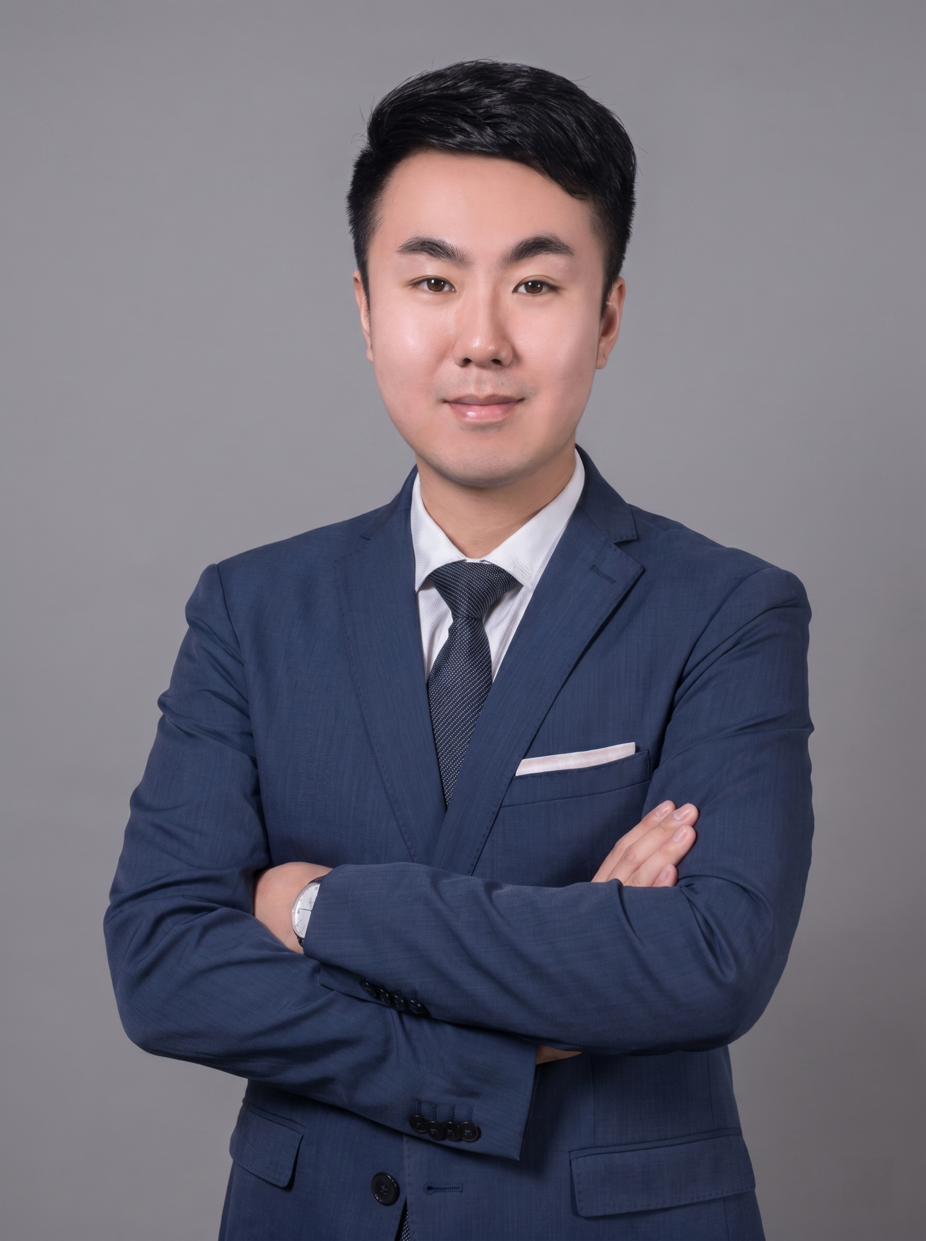 参考图中保留人物脸型、发型、年龄等特征生成企业管理层商务半身形… - 图片创意预览