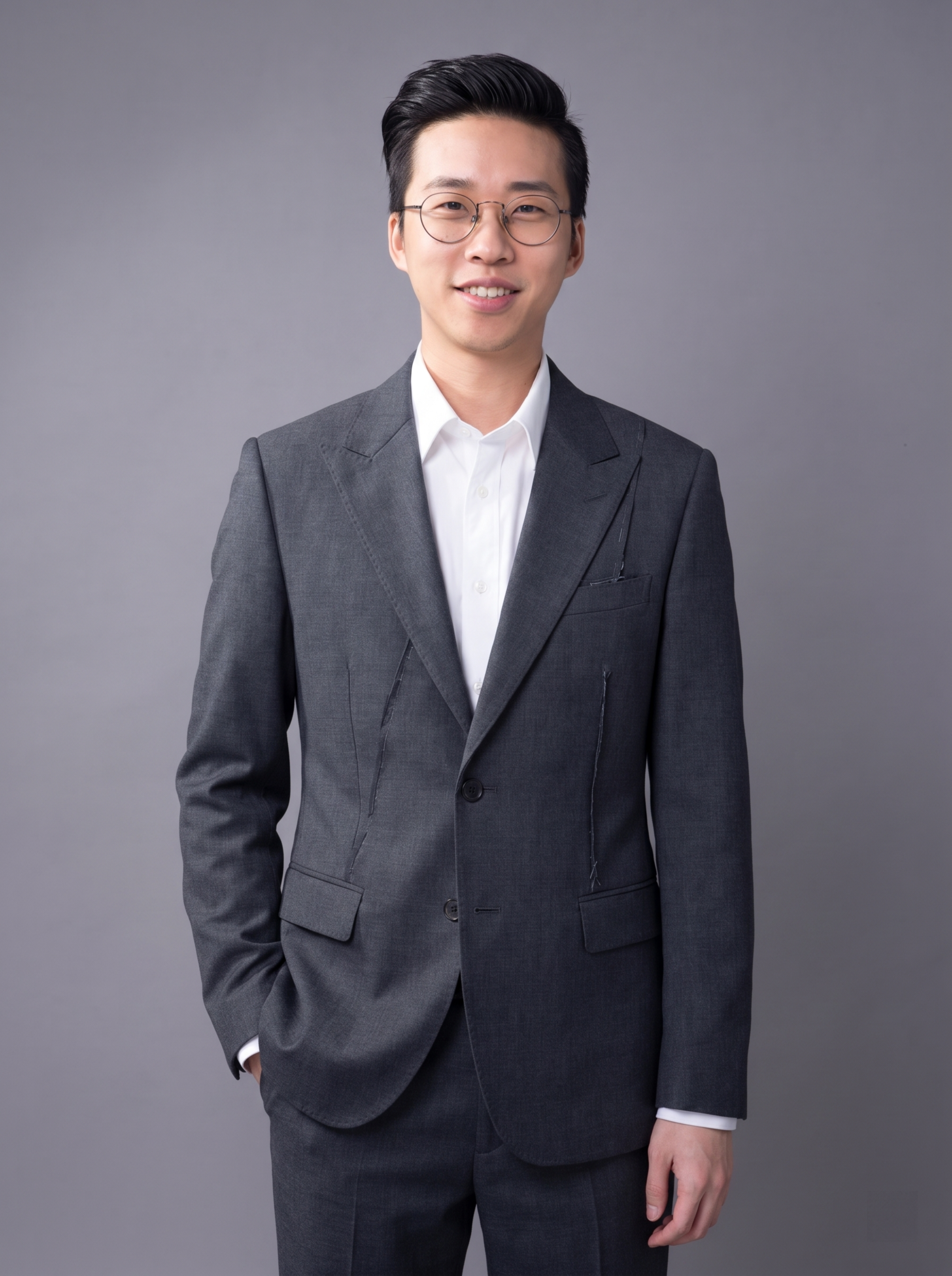 参考图中保留人物脸型、发型、年龄等特征生成设计师职场形象照,标… - 图片创意预览