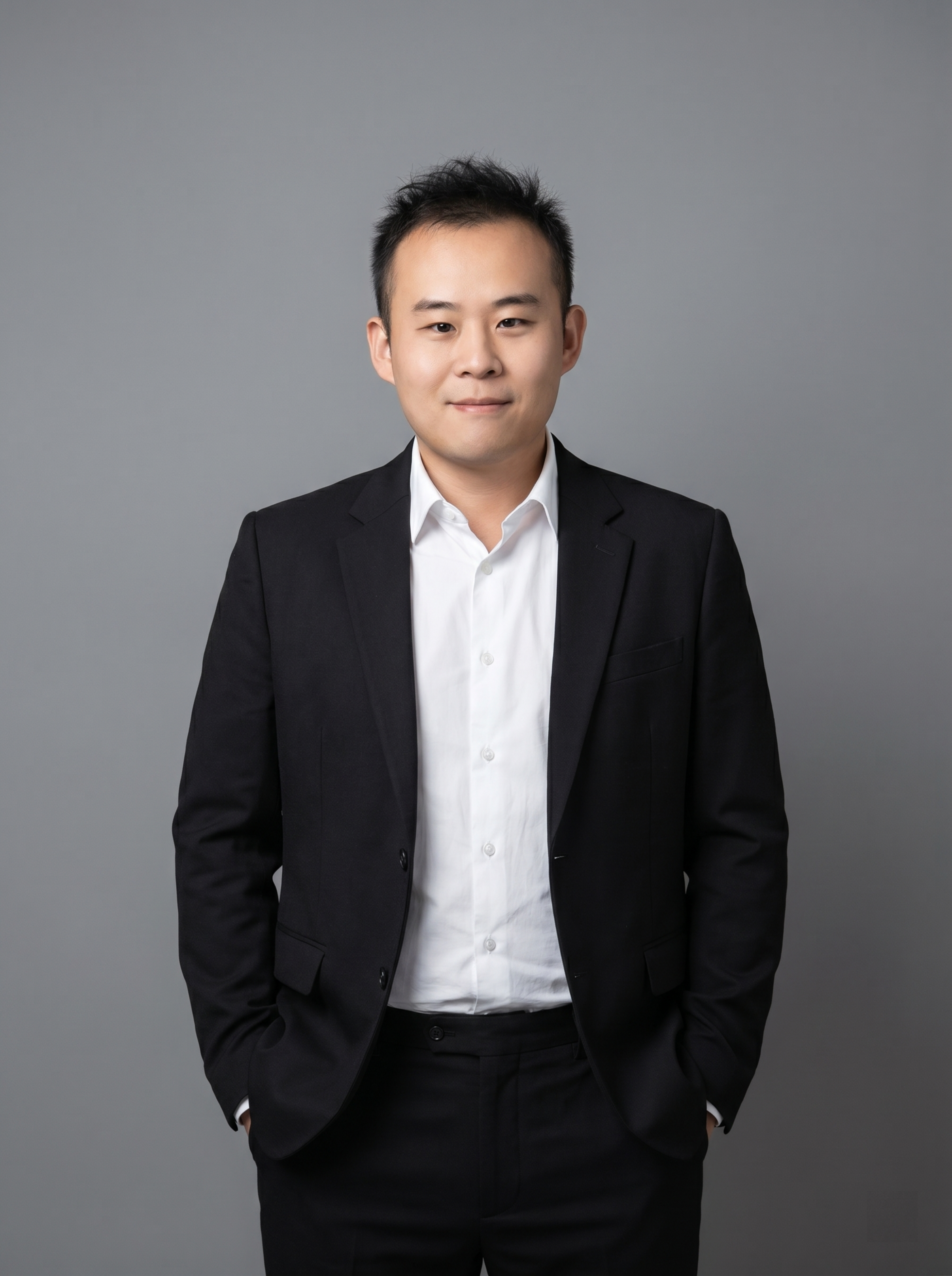 参考图中保留人物脸型、发型、年龄等特征生成设计师职场形象照，标… - 图片创意预览