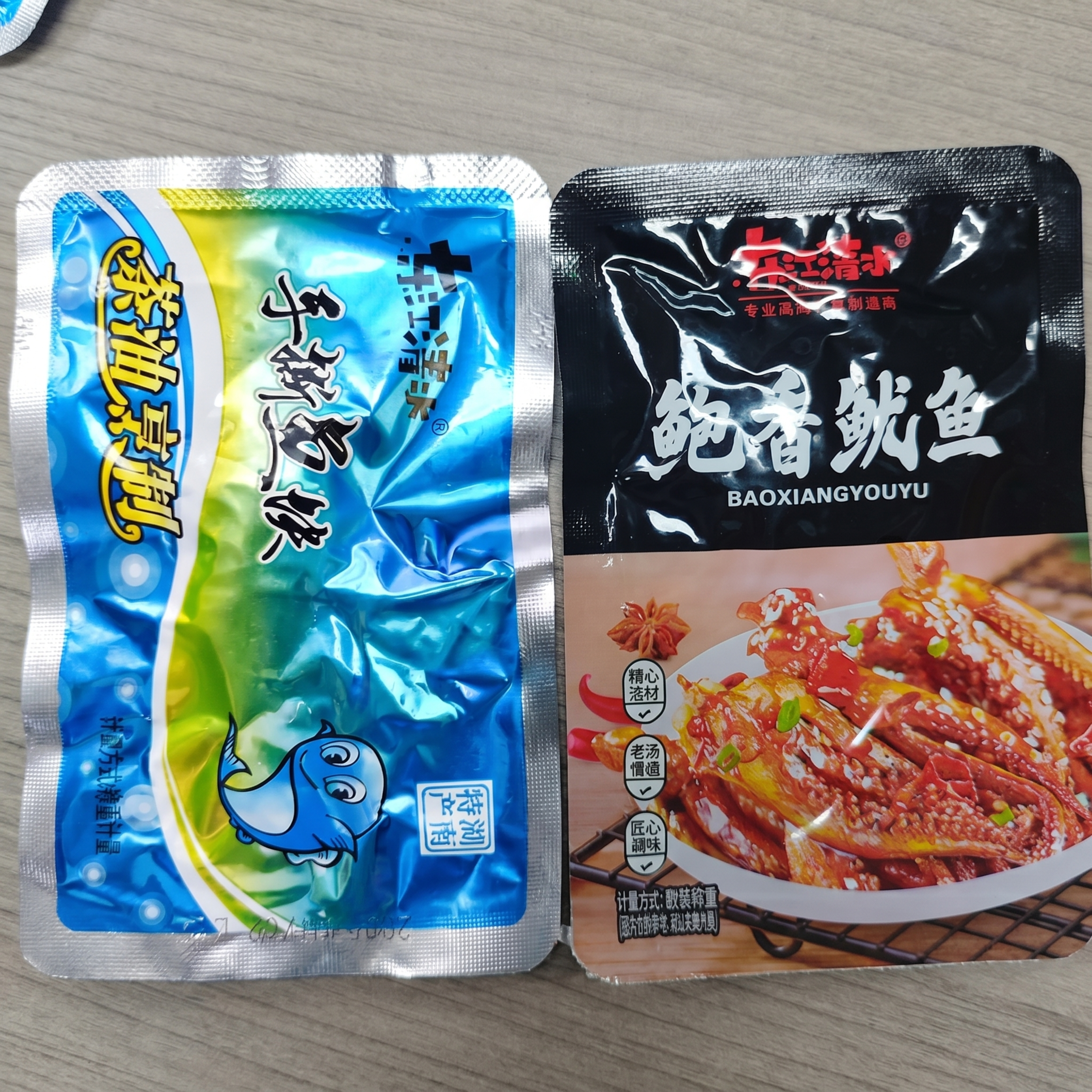 将第一张手撕鱼块包装袋和第二张中的鲍香鱿鱼包装袋合成到一张图片… - 图片创意预览