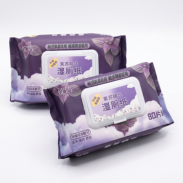 产品精修，产品置于纯白背景上，专业商业棚拍光，5500K标准中性白光，轮廓光，体积光，曝光正确，强烈真实立体感，接地处保留干净浅淡的自然接触阴影，严禁大片投影、脏灰阴影和悬浮感，主体居中，商品完整入画不裁切，多品整体算一组，商品外轮廓视觉体量约画面60%-80%，四边均匀留白约10%-20%，严禁满幅铺满与贴边顶满，极致超清画质，深度细节锐化，4K分辨率，3d渲染，商业级画质，产品表面完美无瑕，锁定原图商品颜色，多件商品逐件对应原图色相、材质光泽和分段色块边界，锁定原图商品轮廓、件数、部件位置、连接关系、标签文字和可见功能细节，只做精修不重绘结构，软管压边、管口、盖体、罐口、肩线、标签和容量比例与原图一致，禁止改开口方向、改盖型、拉伸瓶身或重排文字，哑光/半哑光塑料质感，柔和漫反射，低高光，表面细腻，前侧视图，严格保持原图透视，严禁扶正，严禁镜像翻转，多件商品按原图顺序均衡陈列，大小一致、间距统一、对齐整齐、同一机位和近似角度，每个独立商品都要逐个摆正，逐个校准水平线和垂直轴，底部基线对齐，禁止某一件单独歪斜、倾倒或高低错位，比例1:1