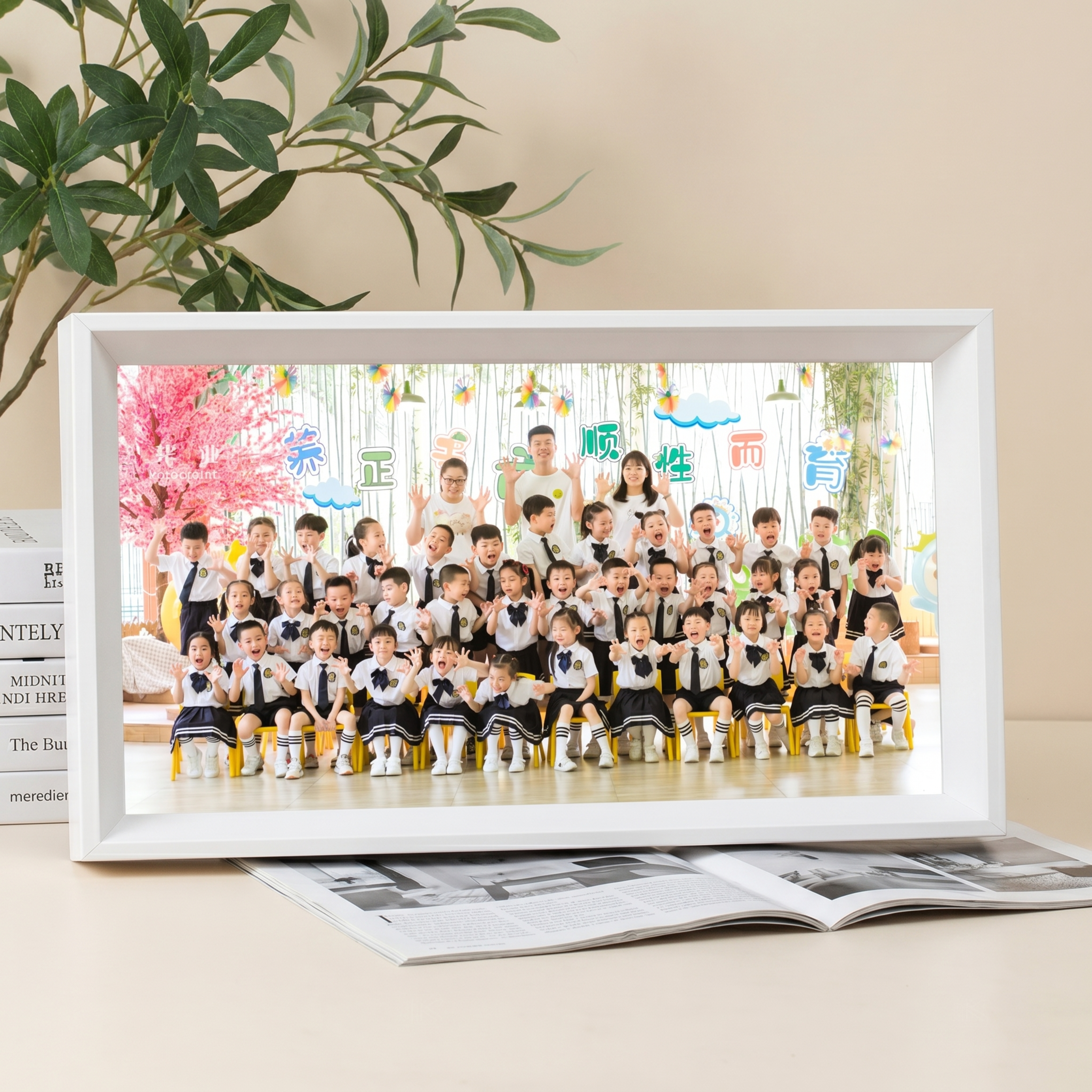 保持相框本身造型不变，将相框摆台作为画面绝对主体。相框下方垫着… - 图片创意预览