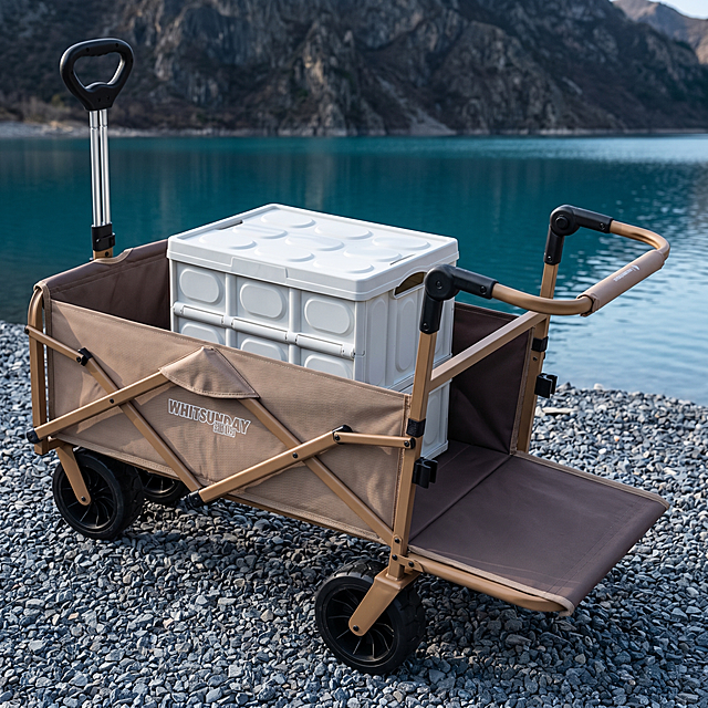 严格按照参考图中产品的结构和外观生成图片，不改变产品形状、不改变零件结构、不修改配件细节，保持实物原貌，只优化光线、背景、清晰度，不做任何艺术化变形，不添加、不减少、不替换任何配件。8K超高清，画面中心为加长款户外露营折叠推车，推车为后开加长结构，推车内放着白色折叠收纳箱。前景是深灰色碎石河滩，中景是平静的深青蓝色湖水，背景是深色岩石山体，画面干净无杂物。柔和侧顺光，整体色调清冷自然，营造松弛治愈的户外氛围，景深虚化背景，突出主体，无文字、无水印，细节丰富，真实质感。