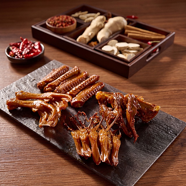 产品精修，锁定原图背景与场景, 不去底不换背景, 保持原背景光影、透视、景深、色调和元素位置, 仅修复背景瑕疵，专业商业棚拍光, 5500K标准中性白光, 轮廓光, 体积光, 曝光正确, 强烈真实立体感，接地处保留干净浅淡的自然接触阴影, 严禁大片投影、脏灰阴影和悬浮感，主体居中, 商品完整入画不裁切, 多品或套装整体算一组, 商品外轮廓视觉体量约画面60%-80%, 四边均匀留白约10%-20%, 严禁满幅铺满与贴边顶满，极致超清画质, 深度细节锐化, 4K分辨率, 3d渲染, 商业级画质, 产品表面完美无瑕，增强卤味食物食欲感，提亮整体色泽，让肉色油润诱人，锁定原图商品颜色, 多件商品逐件对应原图色相、材质光泽和分段色块边界，锁定原图商品轮廓、件数、部件位置、连接关系、标签文字和可见功能细节，只做精修不重绘结构，全部商品须入画, 件数、配色SKU、材质光泽逐件对应原图, 严禁丢件、合并、串色或互换颜色，多件商品按原图顺序均衡陈列, 大小一致、间距统一、对齐整齐、同一机位和近似角度, 每个独立商品都要逐个摆正, 逐个校准水平线和垂直轴, 底部基线对齐, 禁止某一件单独歪斜、倾倒或高低错位，木质质感自然, 木纹方向清晰, 深浅层次丰富, 结疤细节和原有光泽真实，石材质感自然, 石纹走向清晰, 颗粒层次丰富, 冷硬质感真实，锁定原图材质表现, 保持原有质感、光泽、纹理和色相关系，基于原图材质做质感保真、细节清晰和光泽优化，前侧视图，强制透视矫正, 自动水平校准, 几何垂直对齐, 扶正倾斜商品，比例1:1