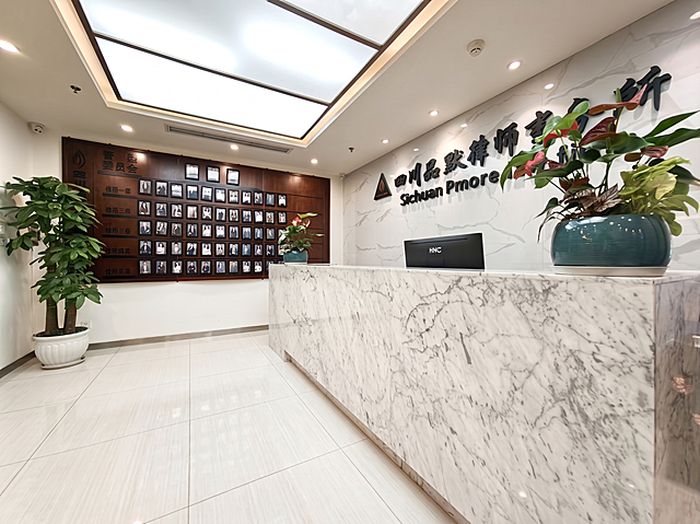 精修律所侧景照片，去除前台露出的人头，去掉侧面的黑色打印机和电线，保持原有前台大理石纹理、团队照片墙和绿植盆栽不变，整体环境干净大气，提升空间通透感和亮度，呈现新装修质感