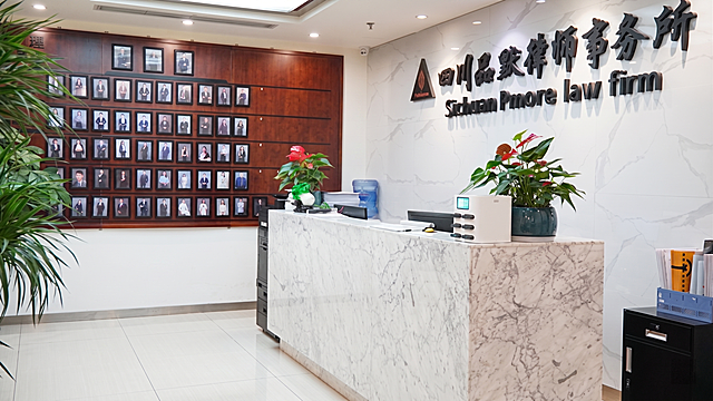 优化这张律所前台和律师展示墙照片，改善光线让空间更大气敞亮，提升整体质感，去除陈旧感，保留原有布局和所有物体，不做过度修改，适合宣传使用