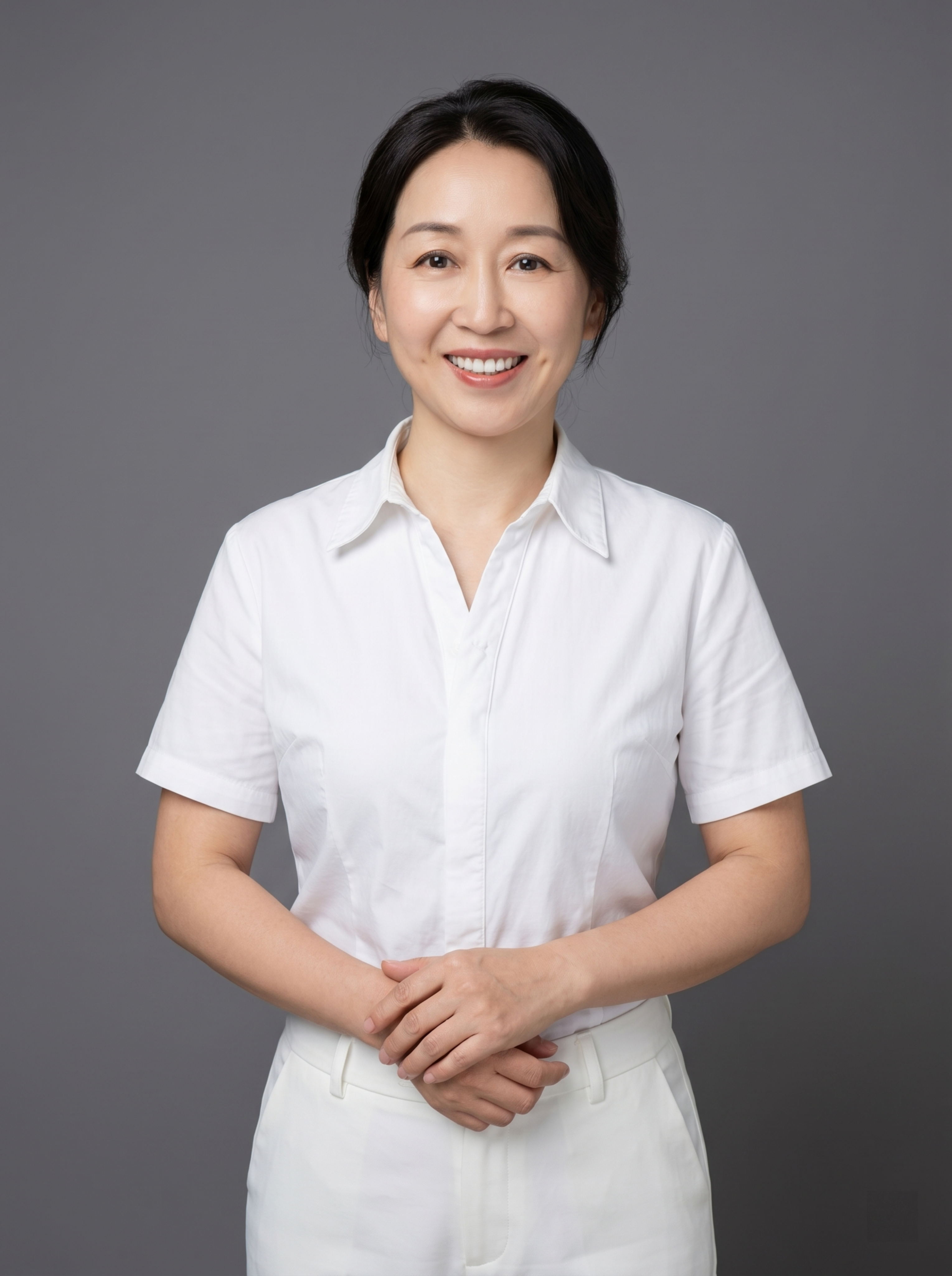 参考图中保留人物脸型、发型、年龄等特征生成职场形象照,标准焦段… - 图片创意预览