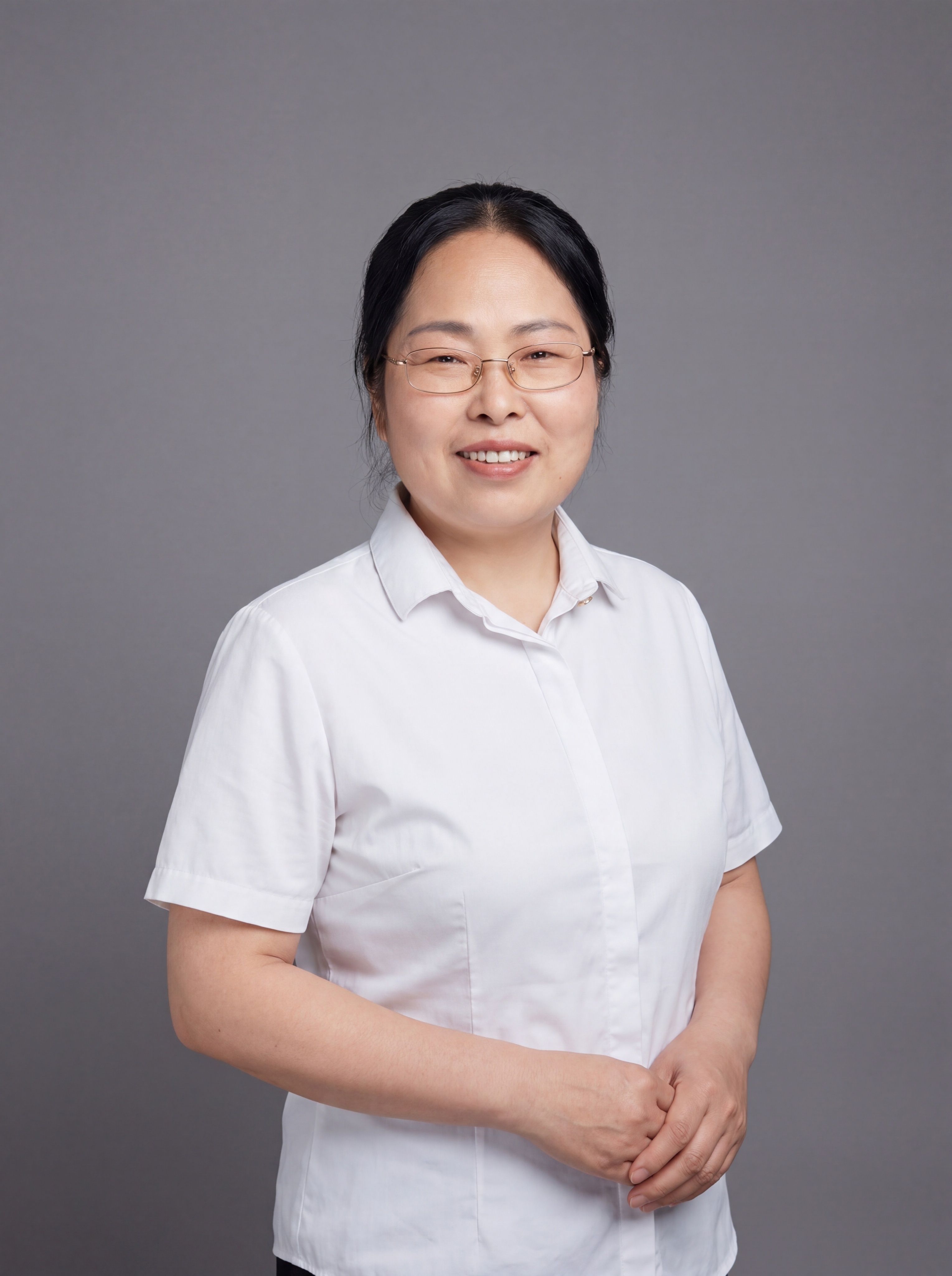 参考图中保留人物脸型、发型、年龄等特征生成商务接待职场形象照,… - 图片创意预览