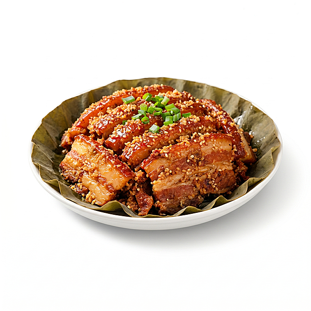 产品精修，只提取汉派粉蒸肉，将其放置在纯白背景上，专业商业棚拍光, 5500K标准中性白光, 轮廓光, 体积光, 曝光正确, 强烈真实立体感，接地处保留干净浅淡的自然接触阴影, 严禁大片投影、脏灰阴影和悬浮感，主体居中, 商品完整入画不裁切, 商品外轮廓视觉体量约画面60%-80%, 四边均匀留白约10%-20%, 严禁满幅铺满与贴边顶满，极致超清画质, 深度细节锐化, 4K分辨率, 商业级画质, 产品表面完美无瑕，只保留汉派粉蒸肉一个完整商品主体，锁定原图商品轮廓、件数、部件位置、连接关系、标签文字和可见功能细节，只做精修不重绘结构，锁定原图商品颜色, 颜色以输入图为唯一参考，锁定原图材质表现, 保持原有质感、光泽、纹理和色相关系，正视图，强制透视矫正, 自动水平校准, 几何垂直对齐, 扶正倾斜商品，比例1:1