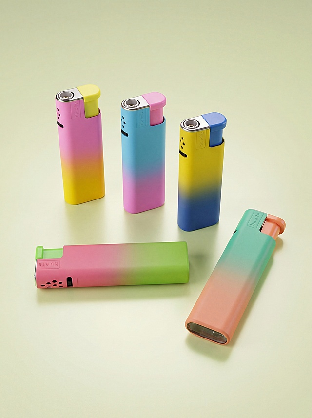 产品精修, 产品置于略微反光的纯色背景上, 背景干净简洁, 参考原图物品的原始摆放方式, 保持自然错落不呆板, 专业商业棚拍光, 5500K标准中性白光, 轮廓光, 体积光, 曝光正确, 强烈真实立体感, 接地处保留干净浅淡的自然接触阴影, 严禁大片投影、脏灰阴影和悬浮感, 商品完整入画不裁切, 多品整体算一组, 商品外轮廓视觉体量约画面60%-80%, 四边均匀留白约10%-20%, 极致超清画质, 深度细节锐化, 4K分辨率, 3d渲染, 商业级画质, 产品表面完美无瑕, 将商品表面翻新为干净可售卖新品状态, 明显提升整体洁净度、均匀度、亮度和商业质感, 清除旧痕、灰暗、脏斑和不均匀色块, 保留原图结构、刻字、孔位和功能细节, 锁定原图商品颜色, 多件商品逐件对应原图色相、材质光泽和分段色块边界, 锁定原图五金商品的外轮廓、朝向、可见面、比例、孔位、部件数量、连接关系和功能结构, 禁止新增/删除零件、补全不可见背面、改变结构关系或重绘成其他五金商品, 塑料·哑光/半哑光塑料质感, 柔和漫反射, 低高光, 表面细腻, 锁定打火机主体结构不变, 增强产品质感, 专业光影布局, 突出产品主体