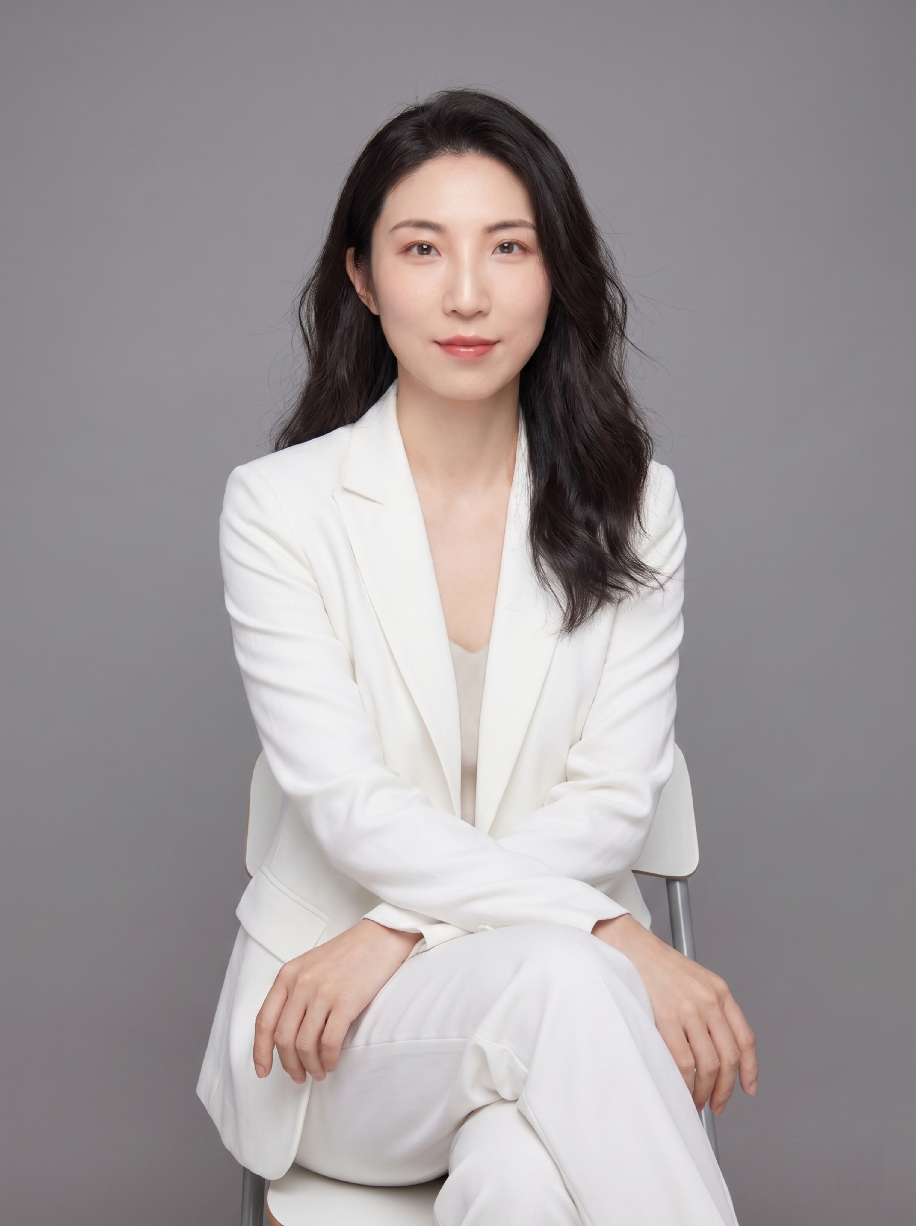 参考图中保留人物脸型、发型、年龄等特征生成休闲个人形象照，标准… - 图片创意预览