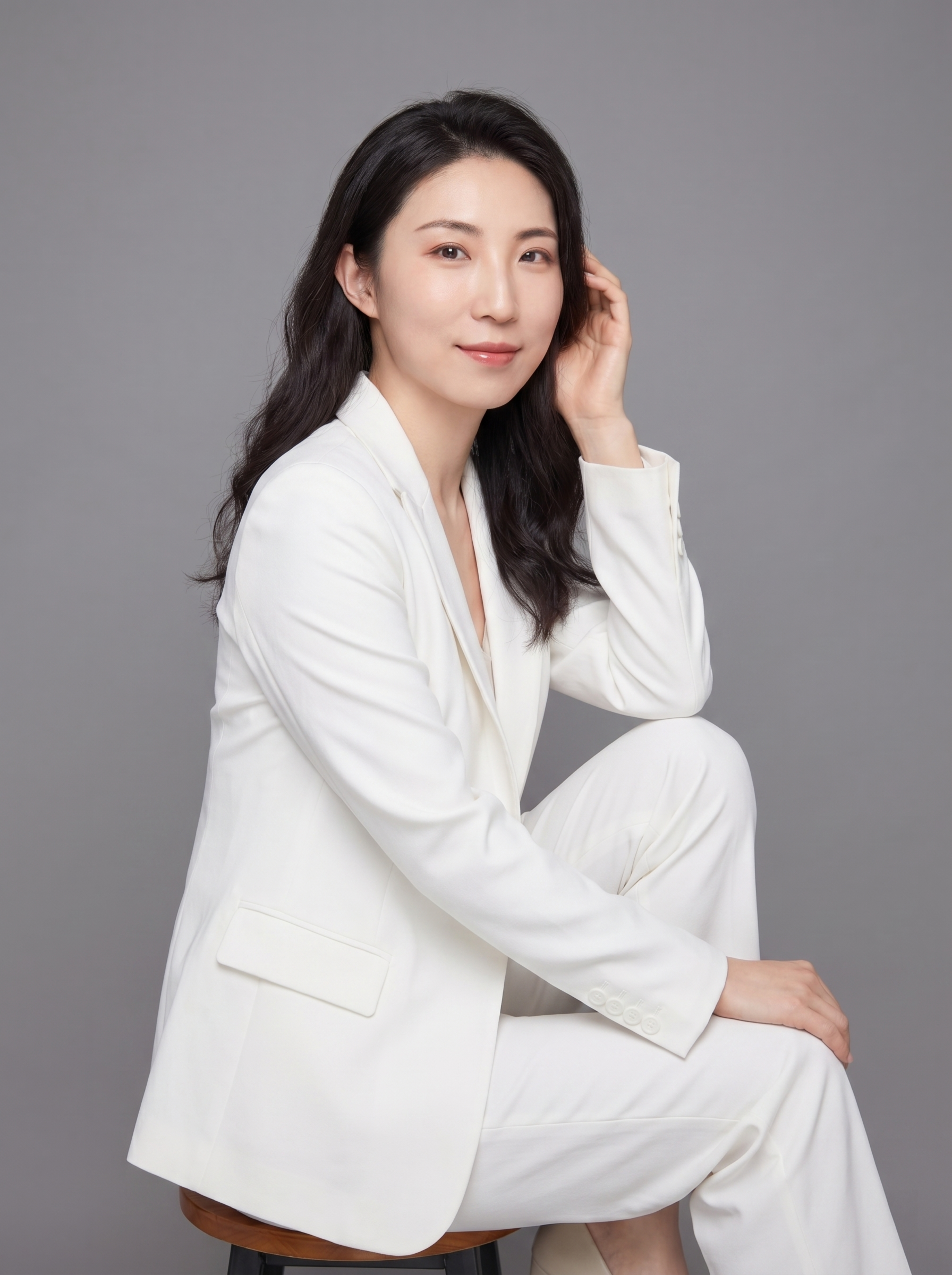参考图中保留人物脸型、发型、年龄等特征生成休闲个人形象照,标准… - 图片创意预览