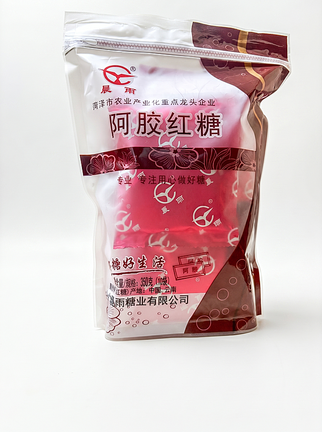 产品精修，产品置于纯白背景上，专业商业棚拍光，5500K标准中性白光，轮廓光，体积光，曝光正确，强烈真实立体感，接地处保留干净浅淡的自然接触阴影，严禁大片投影、脏灰阴影和悬浮感，主体居中，商品完整入画不裁切，商品外轮廓视觉体量约画面60%-80%，四边均匀留白约10%-20%，严禁满幅铺满与贴边顶满，极致超清画质，深度细节锐化，4K分辨率，3d渲染，商业级画质，产品表面完美无瑕，还原真实物理色彩，消除灰暗感和偏色，锁定原图商品颜色，颜色以输入图为唯一参考，分段部件颜色边界按原图锁定，锁定原图商品轮廓、件数、部件位置、连接关系、标签文字和可见功能细节，只做精修不重绘结构，提升透明包装通透度和洁净度，清理灰雾、脏反光和浑浊感，保留薄膜折线、封口压纹、透明边线和真实高光，白色内容物保持干净明亮不过曝，透明塑封袋/薄膜包装质感，边缘折线、封口压纹、局部高光和透叠关系自然，薄膜厚度真实，只保留原图一个完整商品主体，商品内部按钮、面板、底座、管线、支架和标签均视为同一主体部件，禁止复制商品、镜像商品、生成第二个同款商品或拆成多件陈列，强制透视矫正，自动水平校准，几何垂直对齐，扶正倾斜商品，比例 3:4 (600*800)