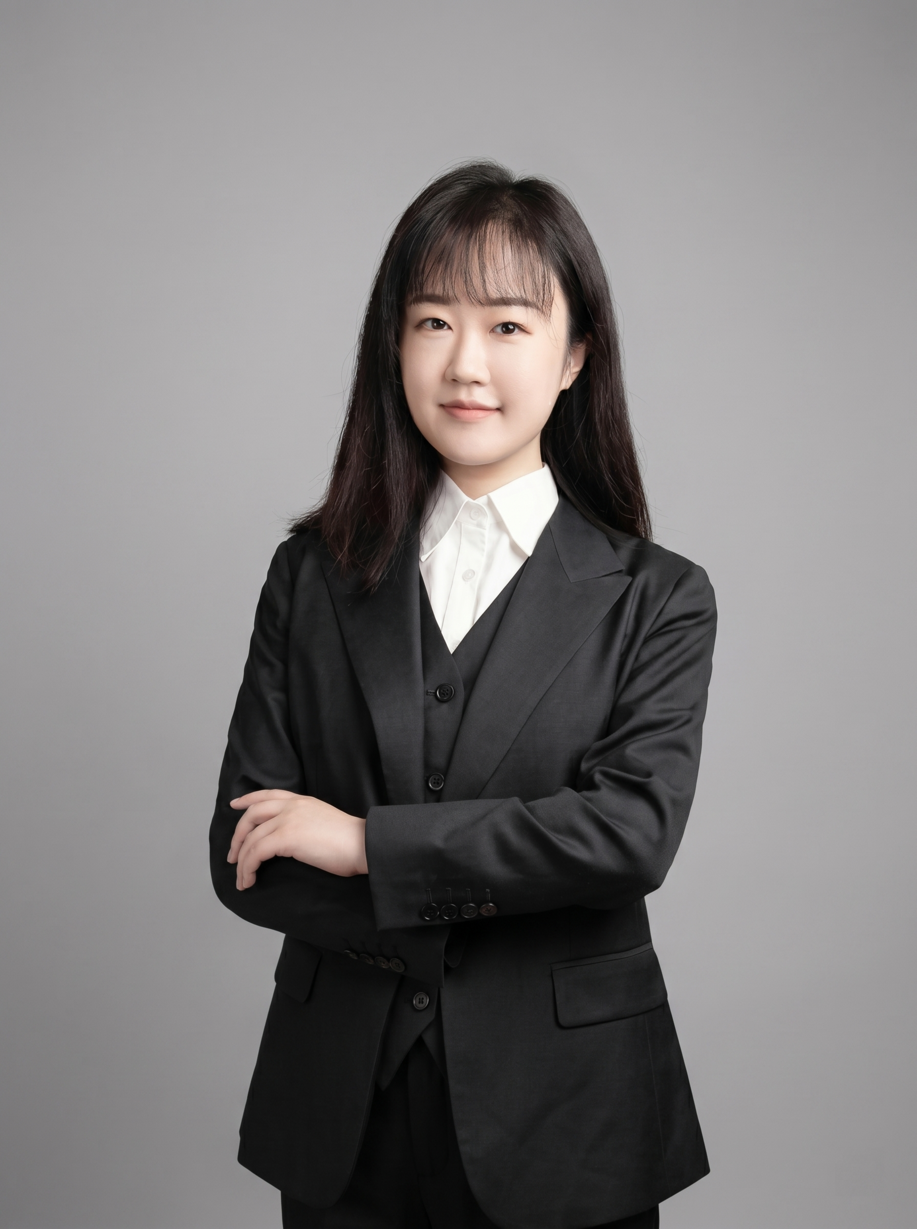 参考图中保留人物脸型、发型、年龄等特征生成职场全身形象照，保留… - 图片创意预览