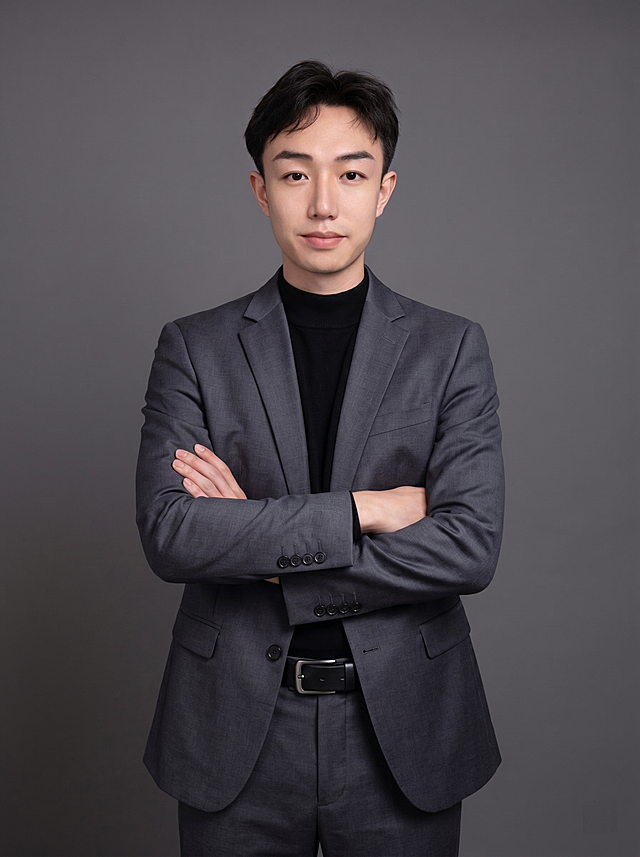 参考图中保留人物脸型、发型、年龄等特征生成职场形象照，身穿修身精纺羊毛混纺面料的深灰色西装外套(含5%桑蚕丝提升柔光质感),平驳领(商务感正式感),左胸袋无口袋巾(简化高级感),西装下摆自然垂度;内搭黑色中领紧身针织上衣,下装精纺羊毛混纺面料的深灰色高腰直筒西裤(面料同西装),搭配黑色哑光头层牛皮皮带(宽1.5cm),带扣为长方形拉丝黑色金属(1.8cm×2.5cm) ，正式严谨专业稳重,身形匀称,姿态端正。呈正面抱胸的自然站立姿态:左臂搭于右臂上方,肩颈自然松弛下沉,姿态自信从容。标准焦段50mm,F/4光圈(处于F/2.8-F/4区间),平视视角(镜头与人物视线齐平);人物占画面70%,人物居中(居中构图),位于画面中心,为视觉聚焦点,入境范围头部及以下至臀部下方10cm(半身像) 构图，简约冷调深灰色纯色背景(呈现均匀柔和质感),极简干净背景，背景光线均匀柔和,强化色彩对比的高级感。画质超高分辨率、细节清晰,现代精致感风格;肤质精细化处理;眼神直视镜头,目光坚定且澄澈,表情自然。肤质自然细腻,肤色健康均匀,哑光肤质清爽干净,保留真实皮肤细节;杰作,最佳画质,超高细节,写实摄影,中近景人像,皮肤质感自然清晰,柔光,正面补光,画面干净清新,高清皮肤细节;面部光比1:1.5,4800K中性光,微微修饰脸型,肤质哑光细腻,面部雾面柔光,轻透裸肌感,真实毛孔纹理;分辨率4K,严格按照图片内容生成，画面比例3:4