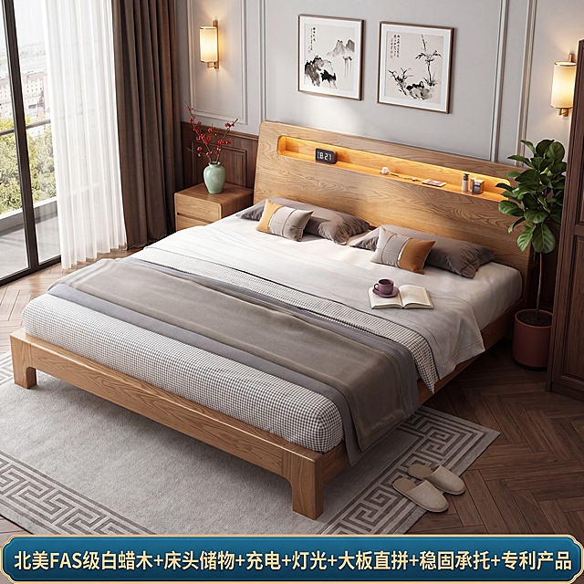 超写实国潮新中式卧室空间摄影
主体：床严格参照上传产品图，完整保留所有可见组件、部件、轮廓、结构、比例、材质、颜色与产品本体上的文字信息，与上传图完全一致；自然融入场景光影，与场景共处同一物理空间。产品占画面70%，完整不裁切，中景构图，绝对前景主导
构图：黄金分割构图，视角偏转10°，视线微俯5°，镜头贴近产品
风格：国潮新中式
场景概念：新中式主卧，清晨暖光入室
空间：①床头后方墙面，胡桃木色实木护墙板搭配浅灰色石膏线条，胡桃棕+月白；②地面，人字拼实木地板，胡桃棕色；③左侧，整面落地观景窗，搭配米白色亚麻纱帘和深棕色棉麻外层窗帘；④床尾前方地面，几何回纹地毯，浅灰色，棉麻材质
家具：①床（主体产品）；②床头左侧，原木床头柜，浅胡桃木色；③床头右侧，原木床头柜，浅胡桃木色；④角落，新中式衣柜局部，深胡桃木色
软装：①左侧床头柜上，青瓷小花瓶插一枝腊梅，青瓷绿色+朱砂红色；②右侧床头柜上，紫砂茶杯加翻开书本，紫砂棕色；③床品，四个抱枕两灰两拼色，搭配灰绿拼色床旗，灰+青瓷绿；④墙面挂两幅国风水墨装饰画，宣纸白底加墨色纹样；⑤地毯角放一双棉麻拖鞋，米灰色；⑥衣柜边放一盆琴叶榕，深绿色大型绿植，深色陶土花盆。软装共6件
卖点信息：在图片最下方添加蓝底金字横幅，卖点文字为"北美FAS级白蜡木+床头储物+充电+灯光+大板直拼+稳固承托+专利产品"
配色：主色调60%胡桃棕+25%月白+15%点缀，画面实际颜色5种：胡桃棕/月白/青瓷绿/朱砂红/赤金
材质：画面实际材质6种：实木/亚麻/棉麻/陶瓷/乳胶漆/绿植
光影：主光从左侧落地窗斜入45°，照亮床头储物区域；辅光为床头壁灯暖黄光晕，木质纹理温润有光泽，产品边缘轮廓光清晰切分，整体偏暖调
参数：4K写实光追，严格锁定宽高比为1:1