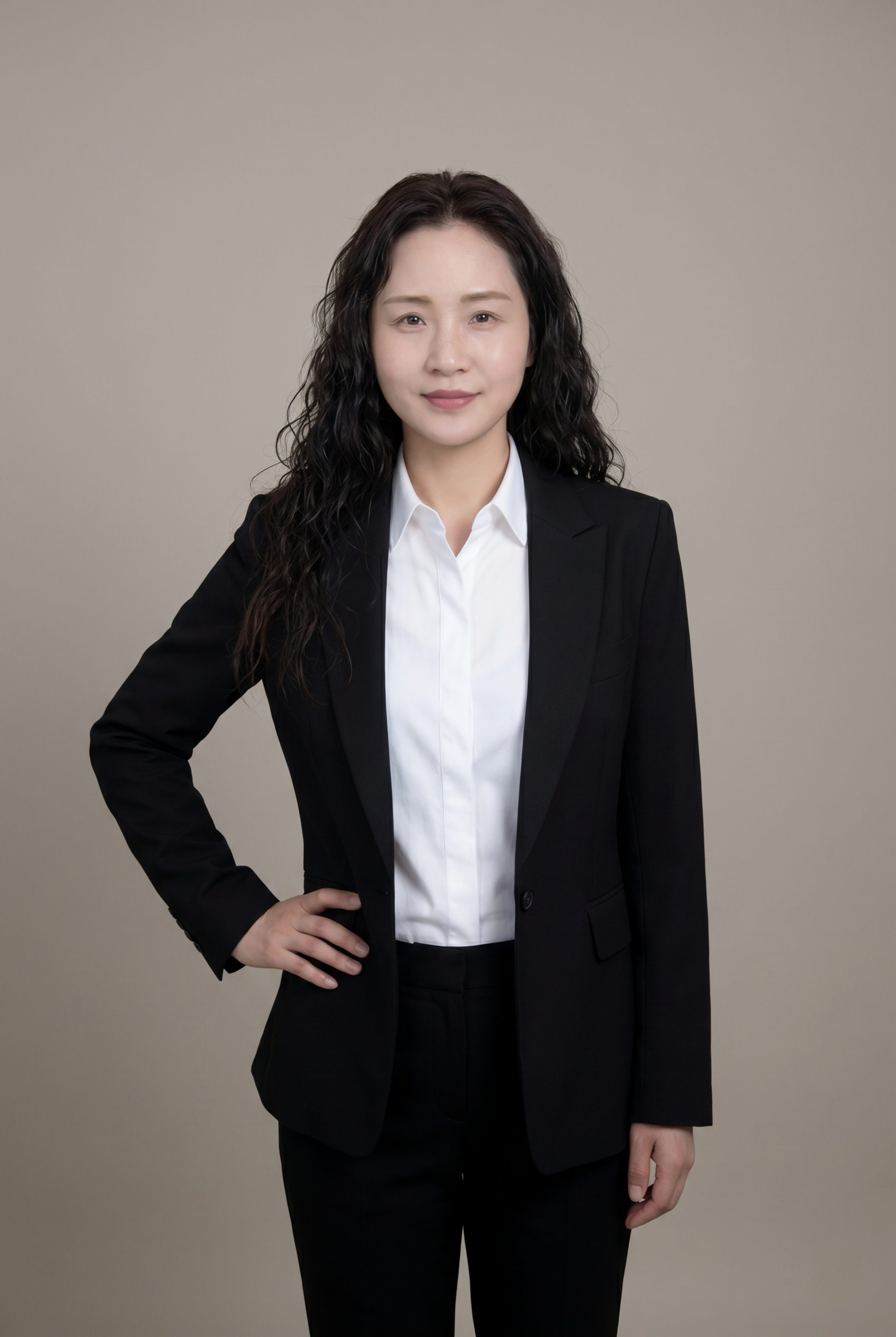 参考图中保留人物脸型、发型、年龄等特征生成职场形象照,标准焦段… - 图片创意预览