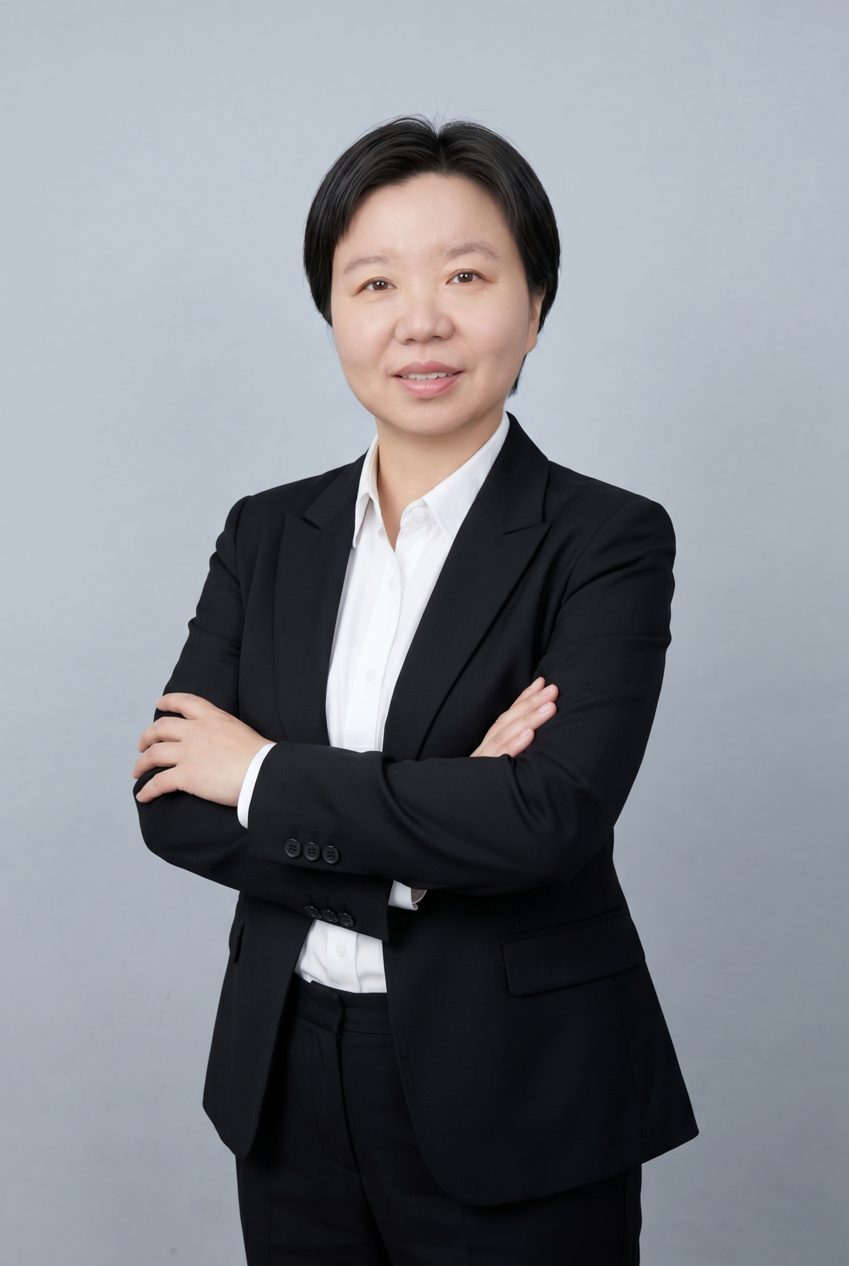 参考图中保留人物脸型、发型、年龄等特征生成职场形象照,标准焦段… - 图片创意预览