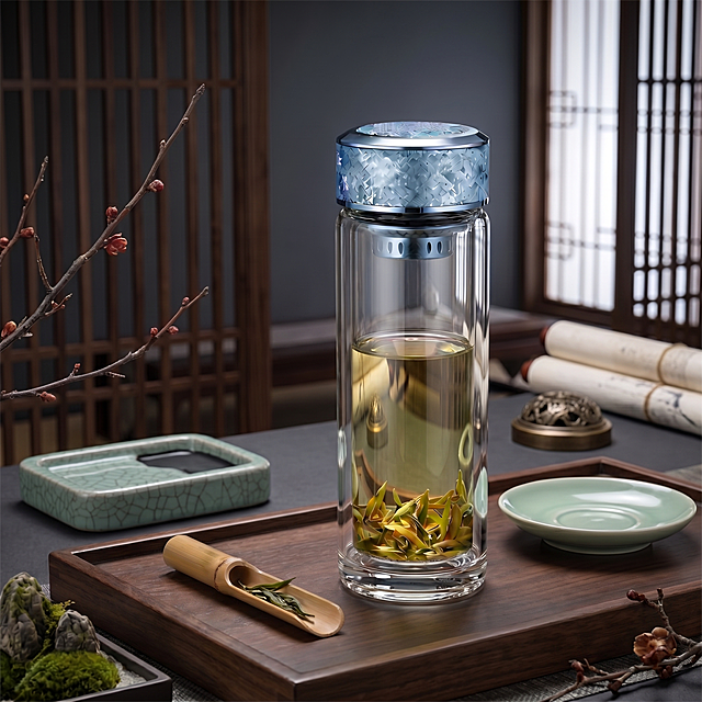 国风典雅风格电商主图, 大师级布光（侧前45°主光 + 环境补光，不显示灯具），超写实质感。
主体：玻璃杯严格参照上传产品图，完整保留结构比例颜色，**盖子为蓝银冰裂纹金属质感**，玻璃杯白皙通透明亮如水晶，崭新无瑕疵，产品占画面70%，近景绝对主体, 完整不裁切。
关键要求：**玻璃高度透明，杯内茶叶与后方背景清晰可见**（如宋式窗棂/宣纸卷轴轮廓）。
构图与陈列：微侧俯视, 玻璃杯置于深胡桃木茶盘中央，桌面为深灰哑光岩板。
风格：宋韵国风。
场景概念：古籍茶席，文化气息浓厚。
承载与背景：深灰岩板办公桌；背景为深胡桃木宋式格栅屏风（虚化处理），右侧窗棂透入柔光，隐约可见宣纸卷轴与青铜镇纸。
陪衬物：仅左侧青瓷砚台（冰裂釉）+ 竹制茶勺配1片茶叶；右侧青瓷小碟空置；托盘角落点缀干梅枝与苔藓石。
配色：主深炭灰+黑；辅蓝银冰裂纹盖子、青瓷蓝绿与紫砂褐；沉稳典雅。
光影：主光来自左前45°隐式光源, 均匀打亮玻璃杯通透感；**蓝银冰裂纹盖子反射细腻冷调高光**；背景深度虚化但保留可辨识轮廓。
参数：4K超高清写实光追, 宽高比1:1