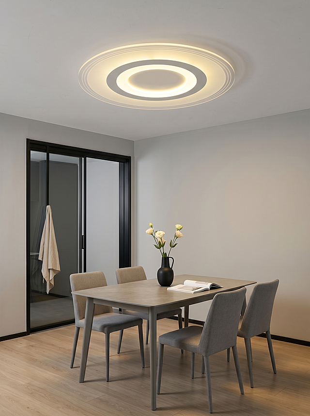 吸顶灯，严格参照上传产品图https://gdesign-dam-hz.dancf.com/36586876798753907/309b436690eb4af6a1da24ba7e5c782a.jpg，完整保留所有可见组件、部件、轮廓形状、结构、比例、材质质感、颜色与上传图完全一致。
现代极简餐厅，浅灰色调。
参考图现代极简风格，相似度30%，保留骨架神似，全量换款。
柔和顶光，产品受光面泛起浅灰冷色、暗部映射原木暖光晕，与环境物理融合。
产品位于天花板居中位置，全景平视，微侧20°视角。
全量换款清单：①墙面：参考图纯白色 → 生成图浅灰色乳胶漆；②地面：参考图空白 → 生成图浅原木色实木地板；③家具：参考图单只三角边几 → 生成图浅灰色岩板餐桌+四把浅灰色布艺餐椅；④软装：参考图无 → 生成图餐桌上放一只黑色陶瓷花瓶插着三支浅色桔梗，旁边斜放着两本白色封面杂志；⑤背景：参考图空白背景 → 生成图左侧安装黑色极窄边框推拉玻璃移门，挂一块浅米色亚麻餐布。
消除所有品牌营销文字。4K 分辨率，严格锁定宽高比为 3:4。
